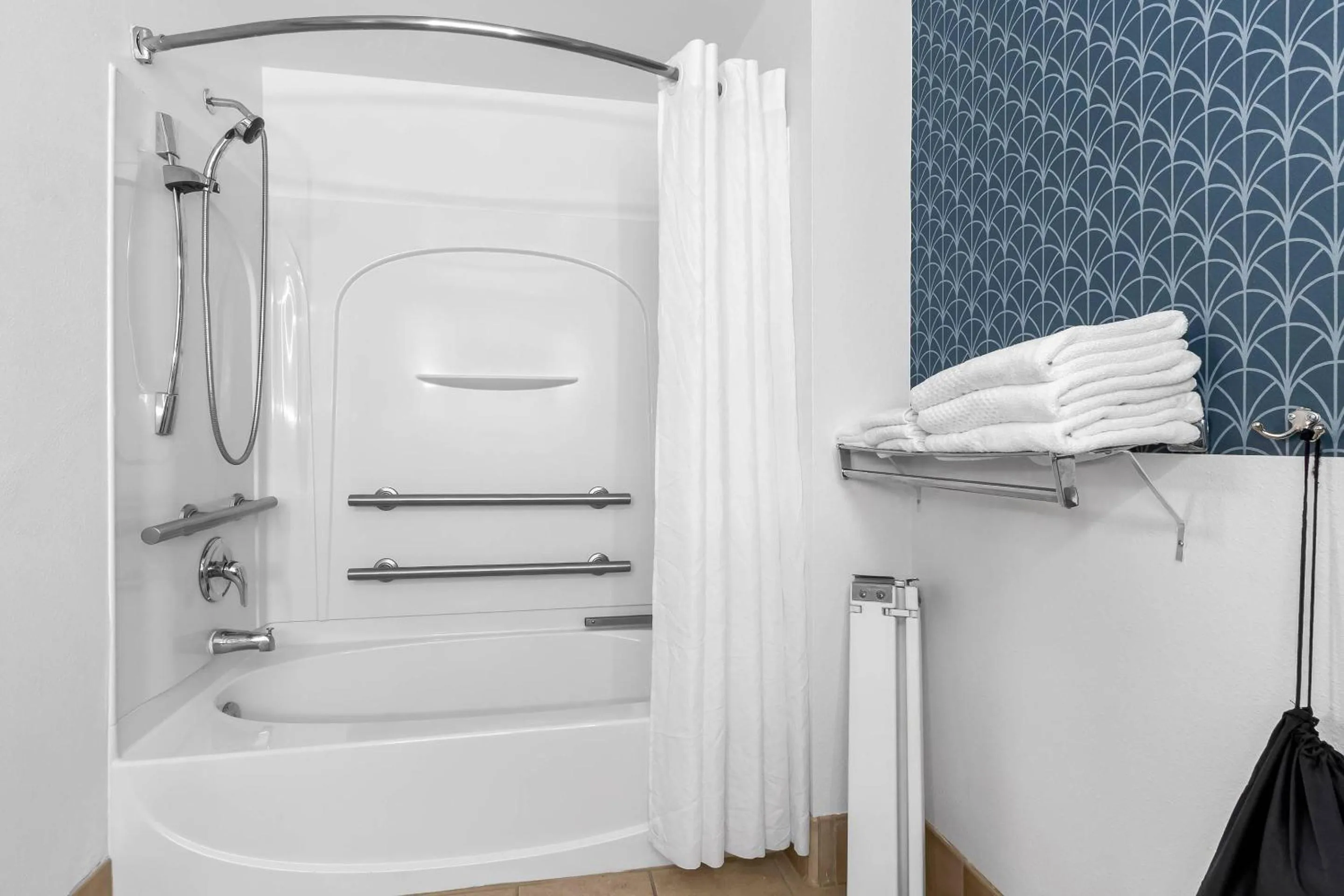 Bedroom in Country Inn & Suites By Radisson, Charleston North, SC