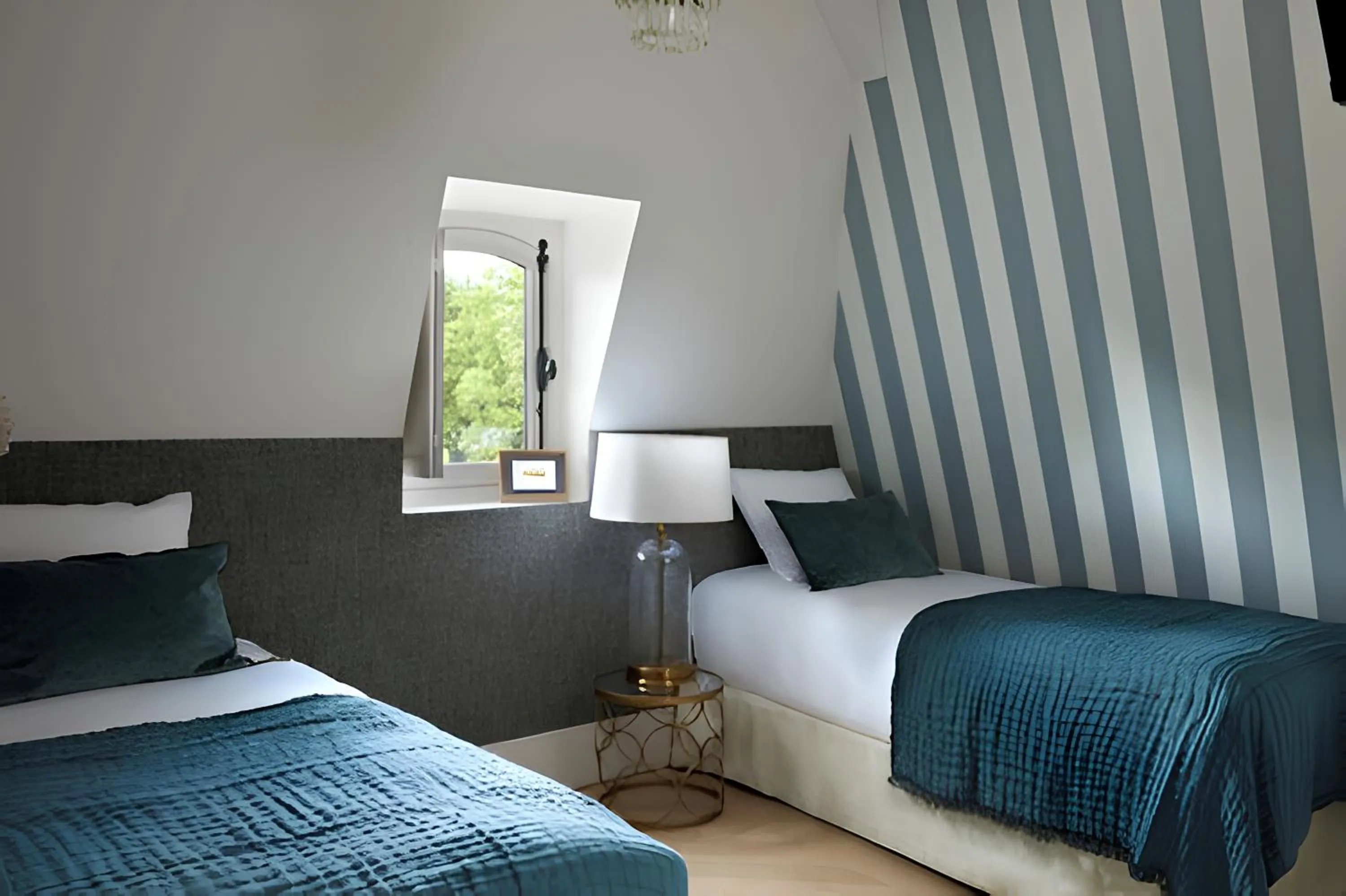 Bedroom, Bed in Château Léognan, Domaine viticole - proche Bordeaux