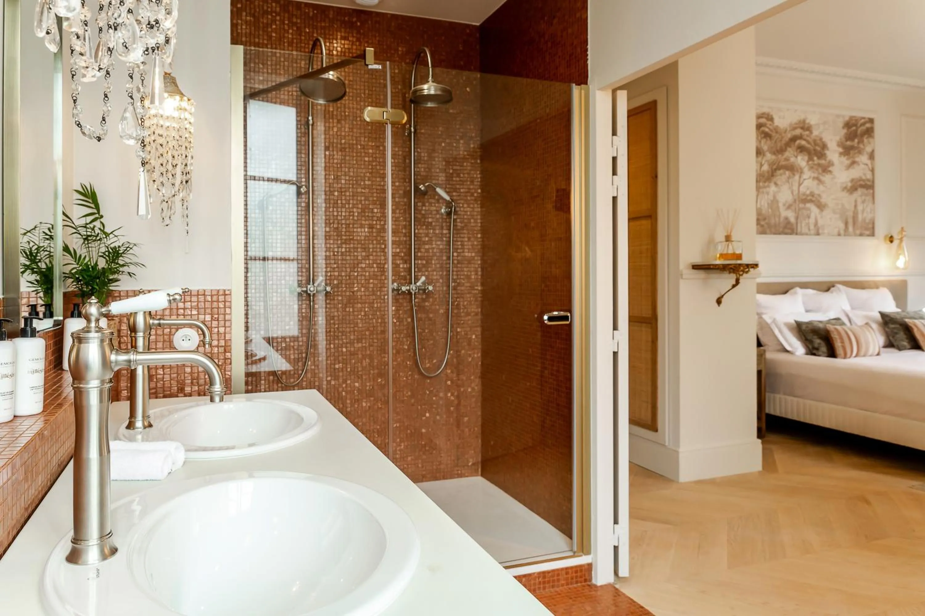 Bathroom, Bed in Château Léognan, Domaine viticole - proche Bordeaux