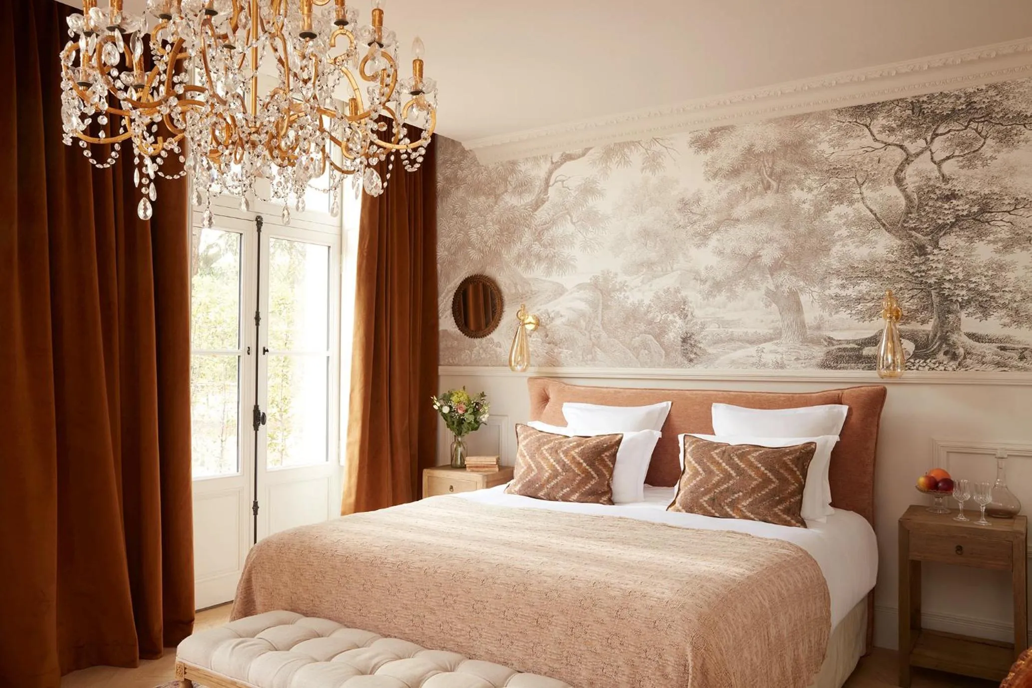 Bedroom, Bed in Château Léognan, Domaine viticole - proche Bordeaux