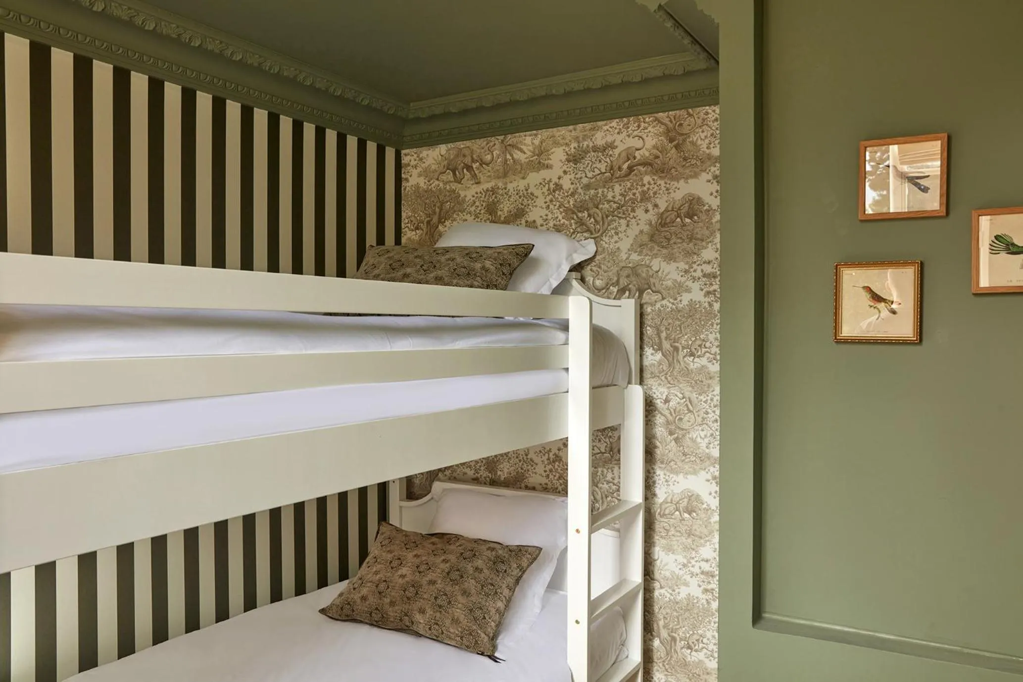 bunk bed, Bed in Château Léognan, Domaine viticole - proche Bordeaux