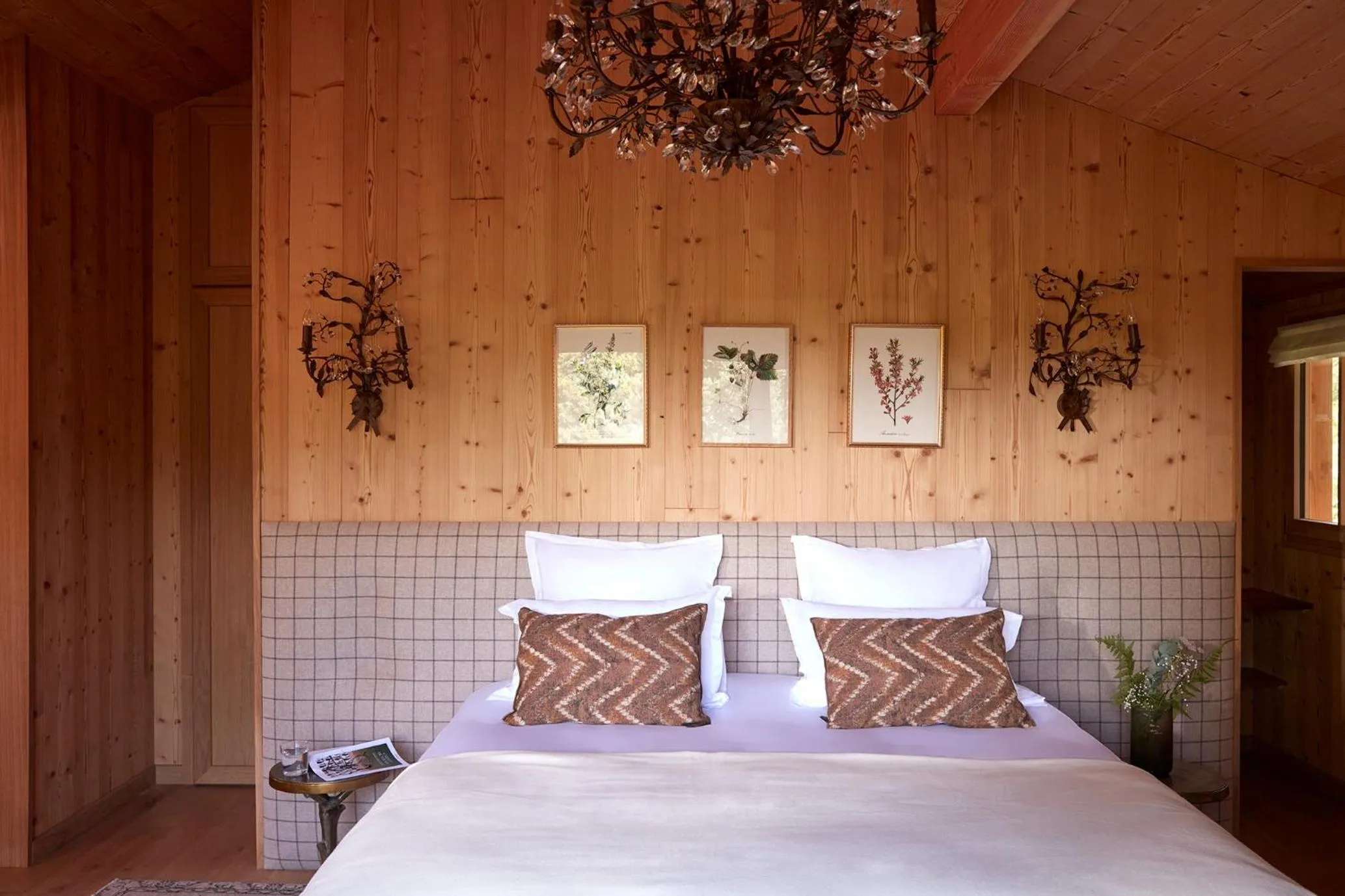 Bedroom, Bed in Château Léognan, Domaine viticole - proche Bordeaux