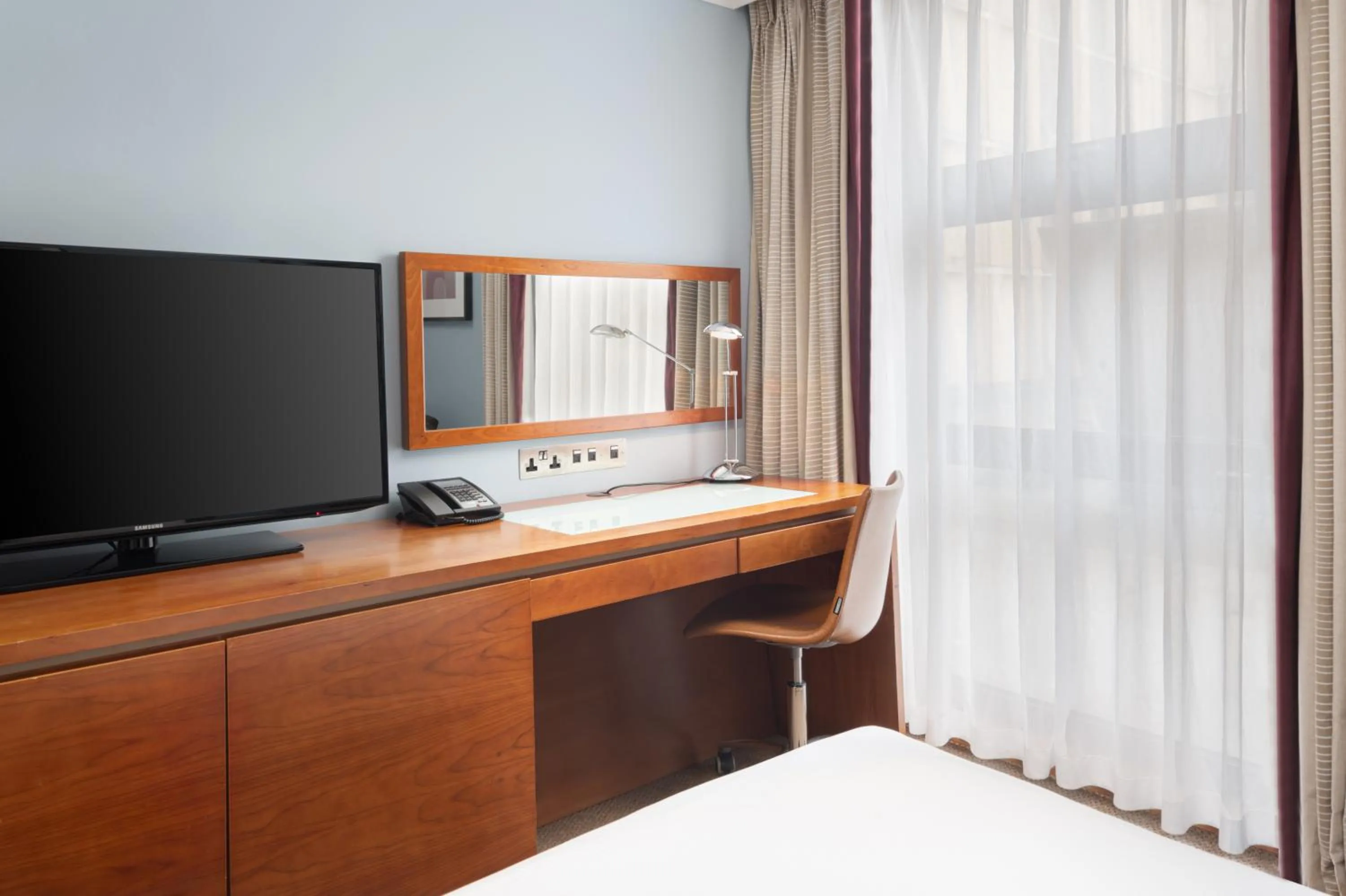 Business facilities, Bed in Hilton London Kensington Hotel
