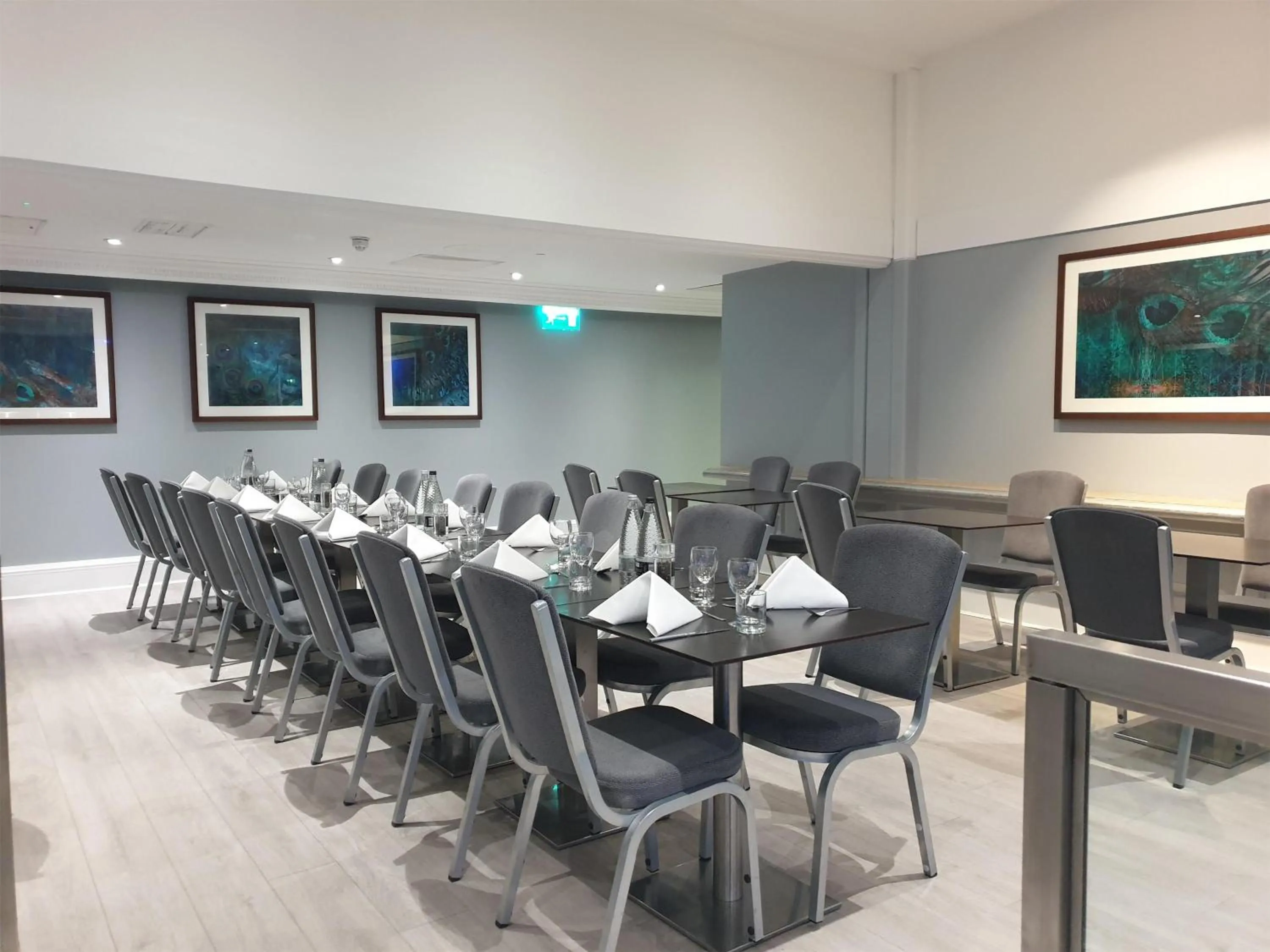 Restaurant/places to eat in Hilton London Kensington Hotel