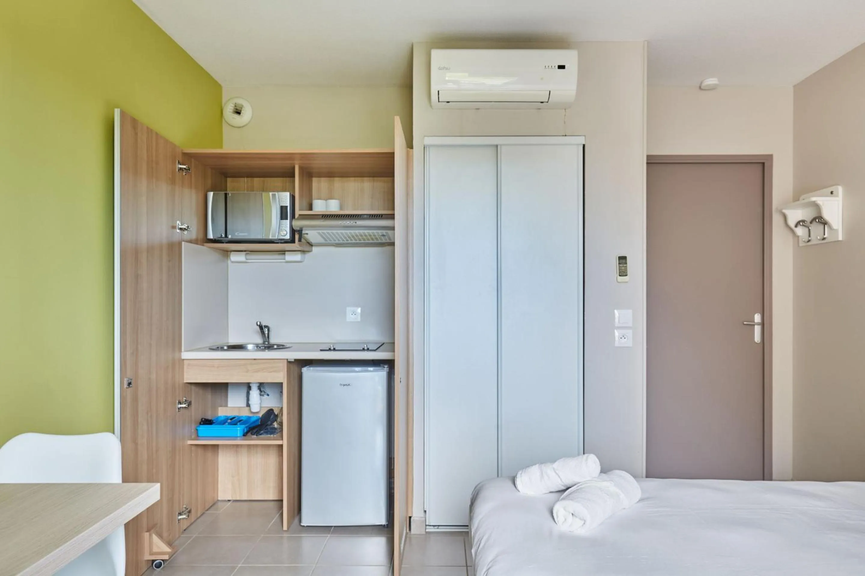 Kitchen or kitchenette, Bed in Résidence Odalys Les Océanides