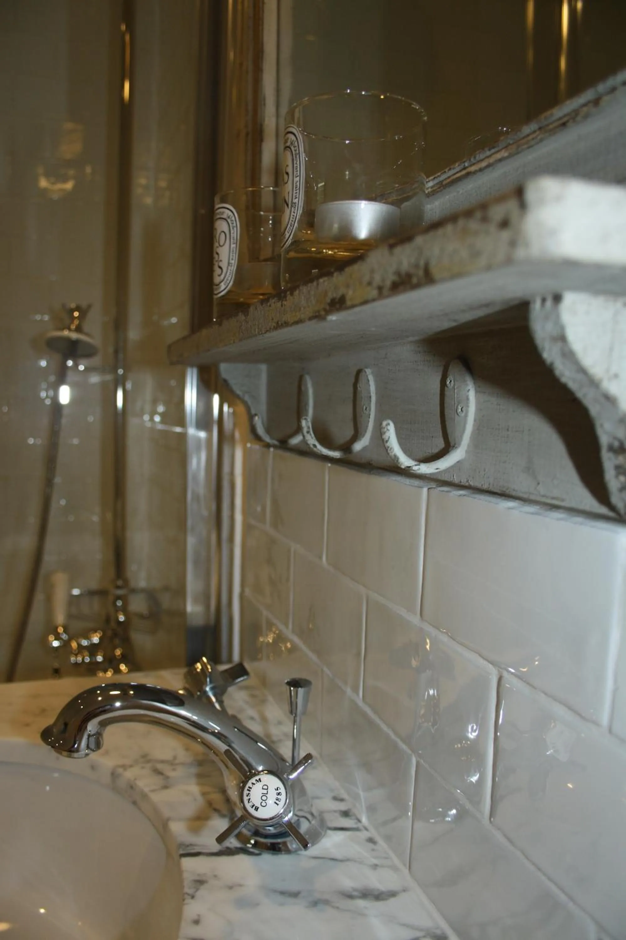 Bathroom in Chequers Hotel