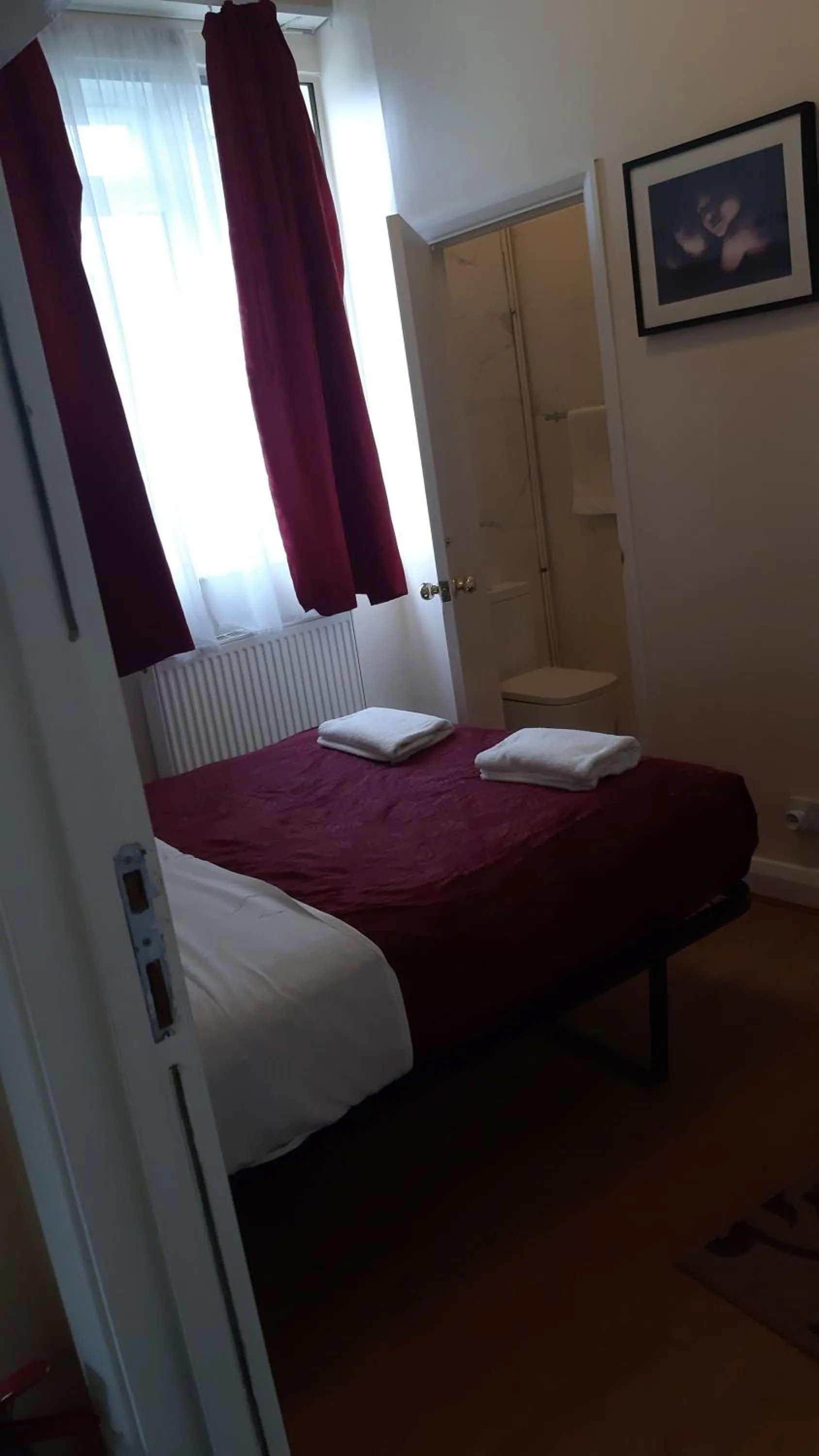 Bed in Chiswick Lodge Hotel