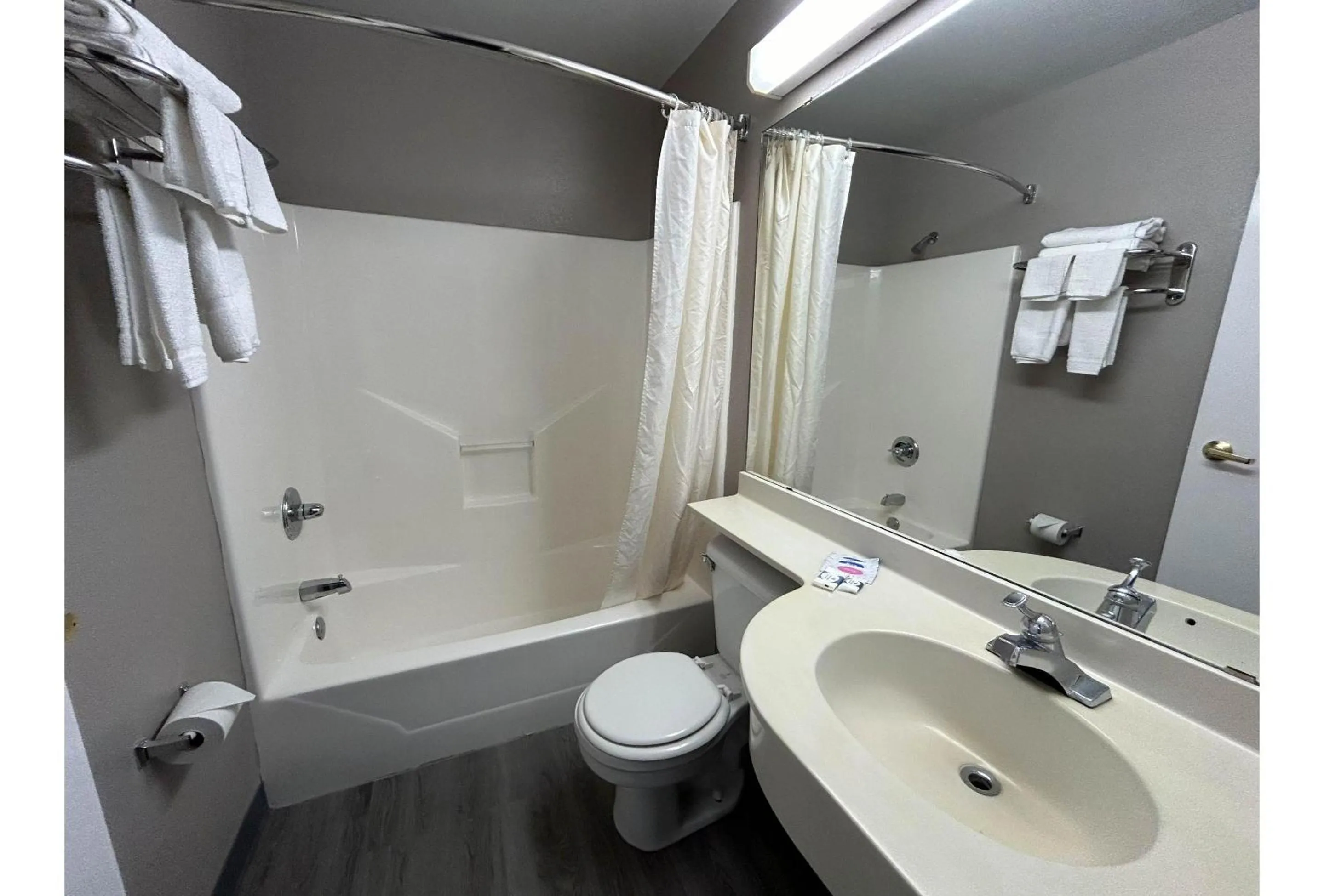 Bath in Motel 6 Idabel, OK