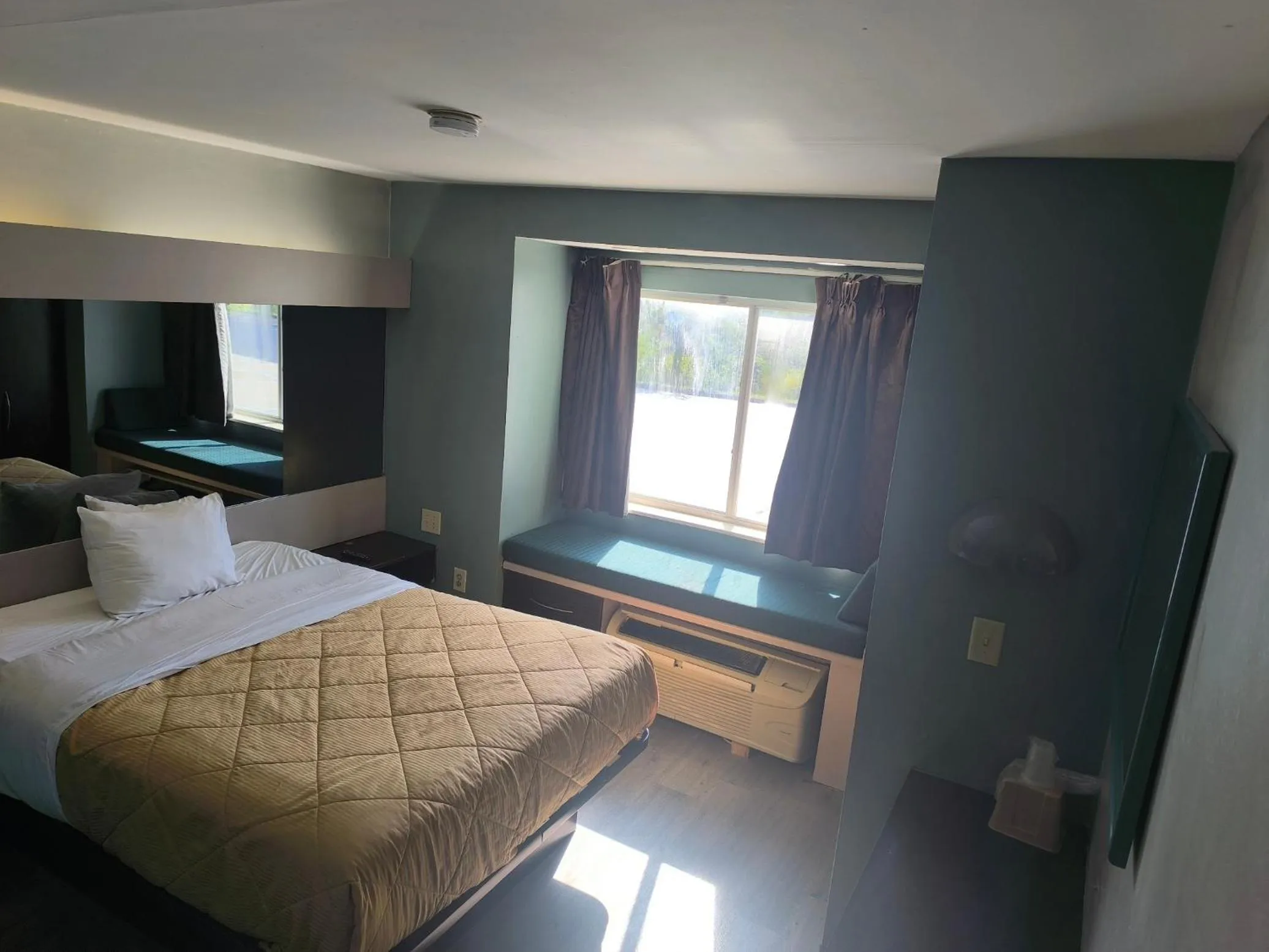 Bedroom, Bed in America's Inn - Birmingham