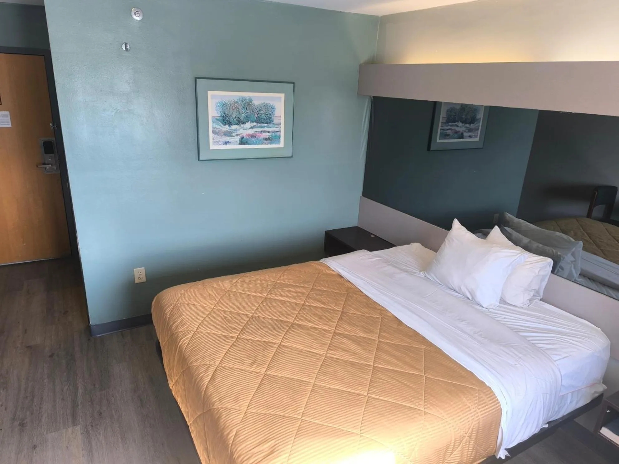 Bedroom, Bed in America's Inn - Birmingham