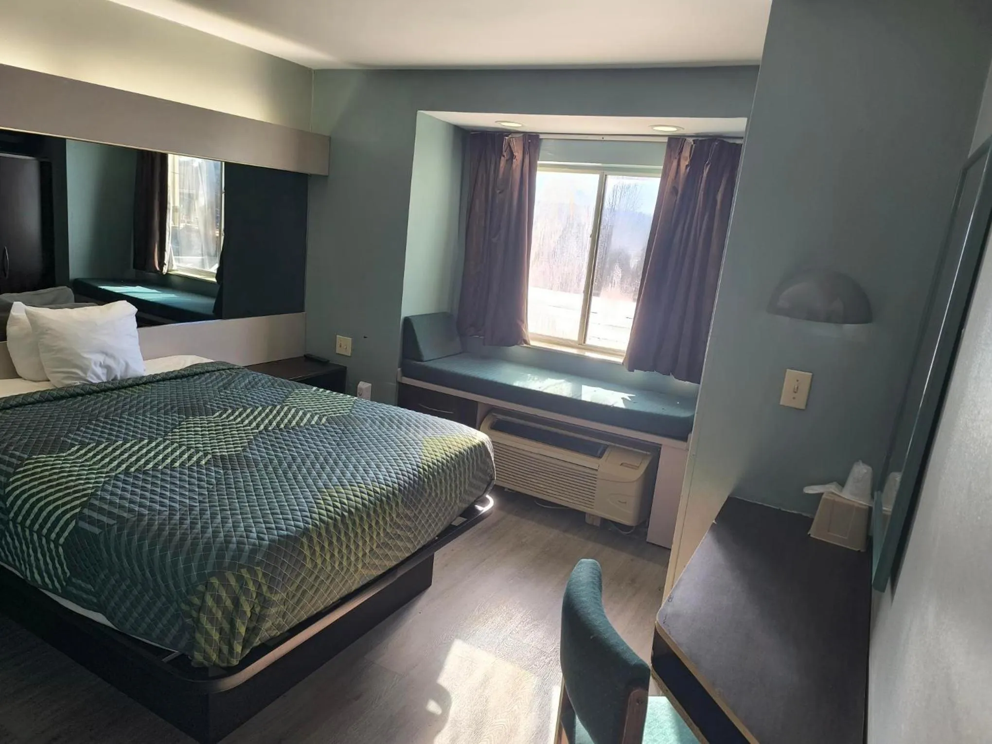 Bedroom, Bed in Budgetel Inn Birmingham