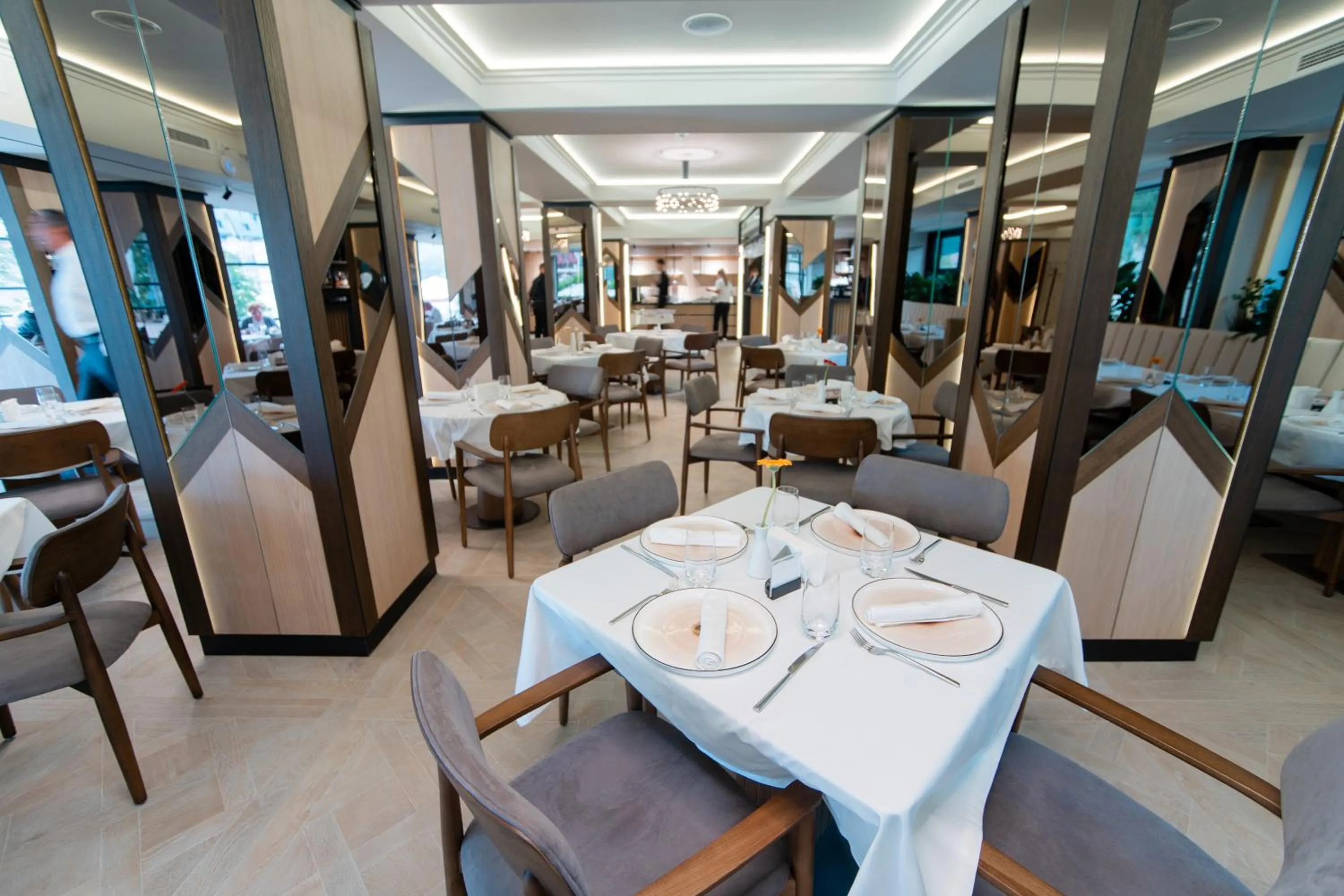 Restaurant/places to eat in Hotel Dorna