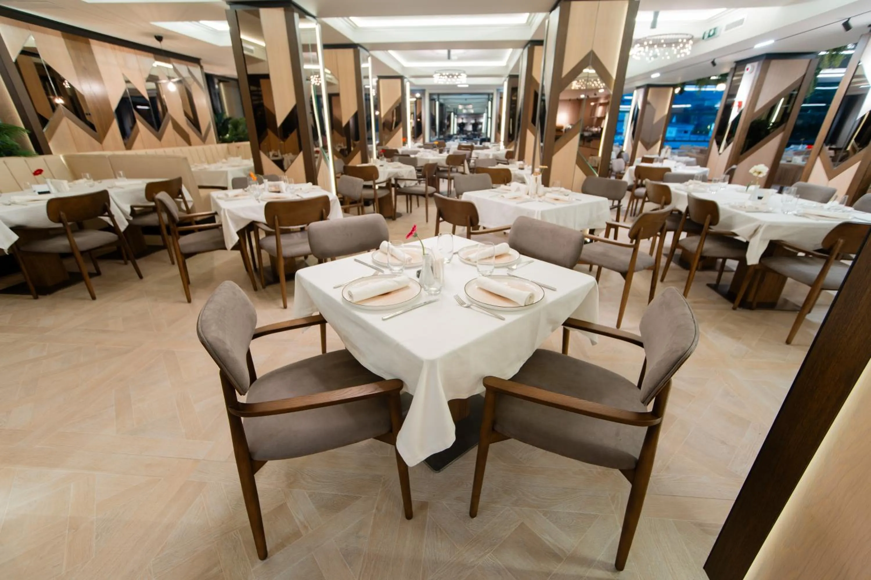 Restaurant/places to eat in Hotel Dorna