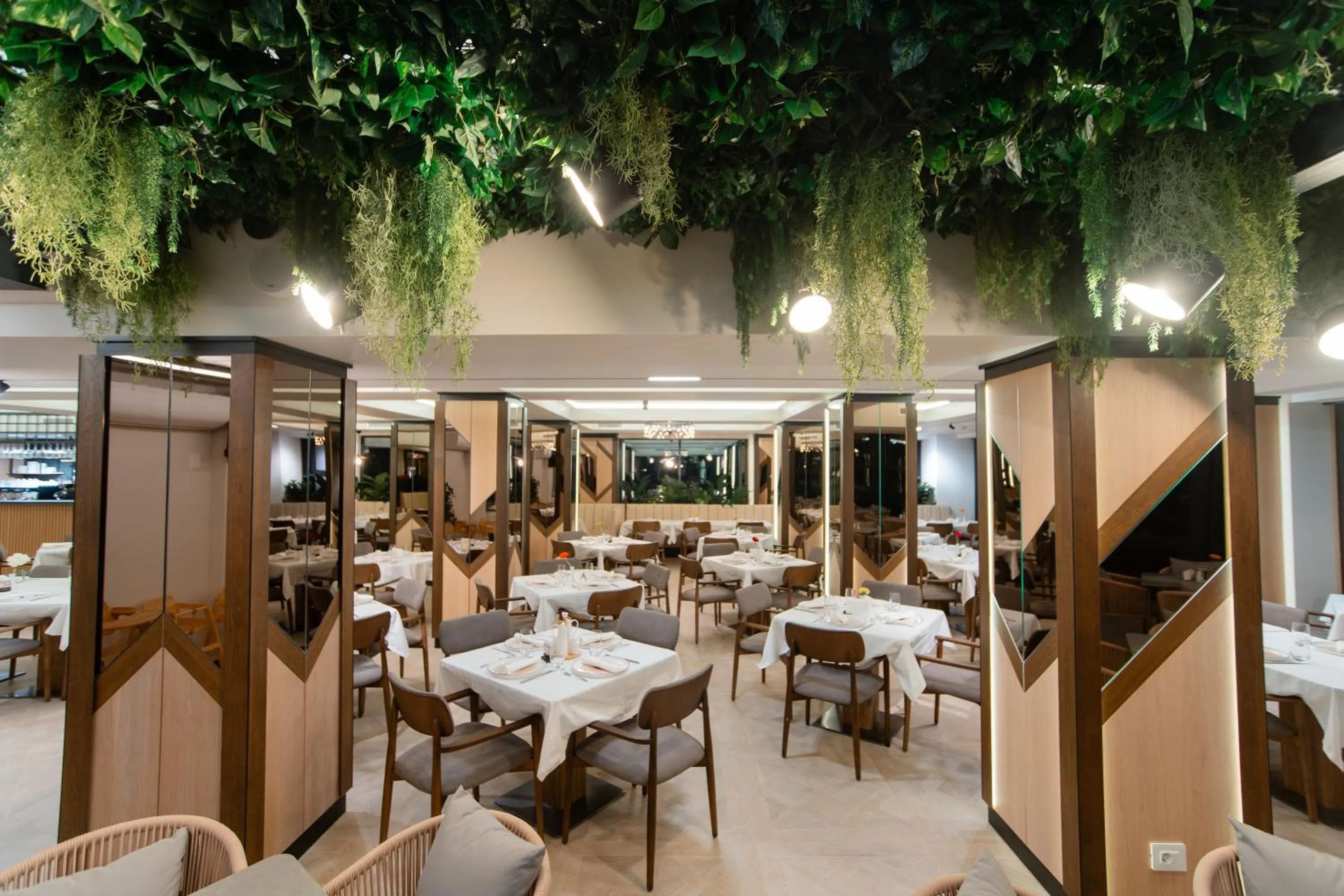 Restaurant/places to eat in Hotel Dorna