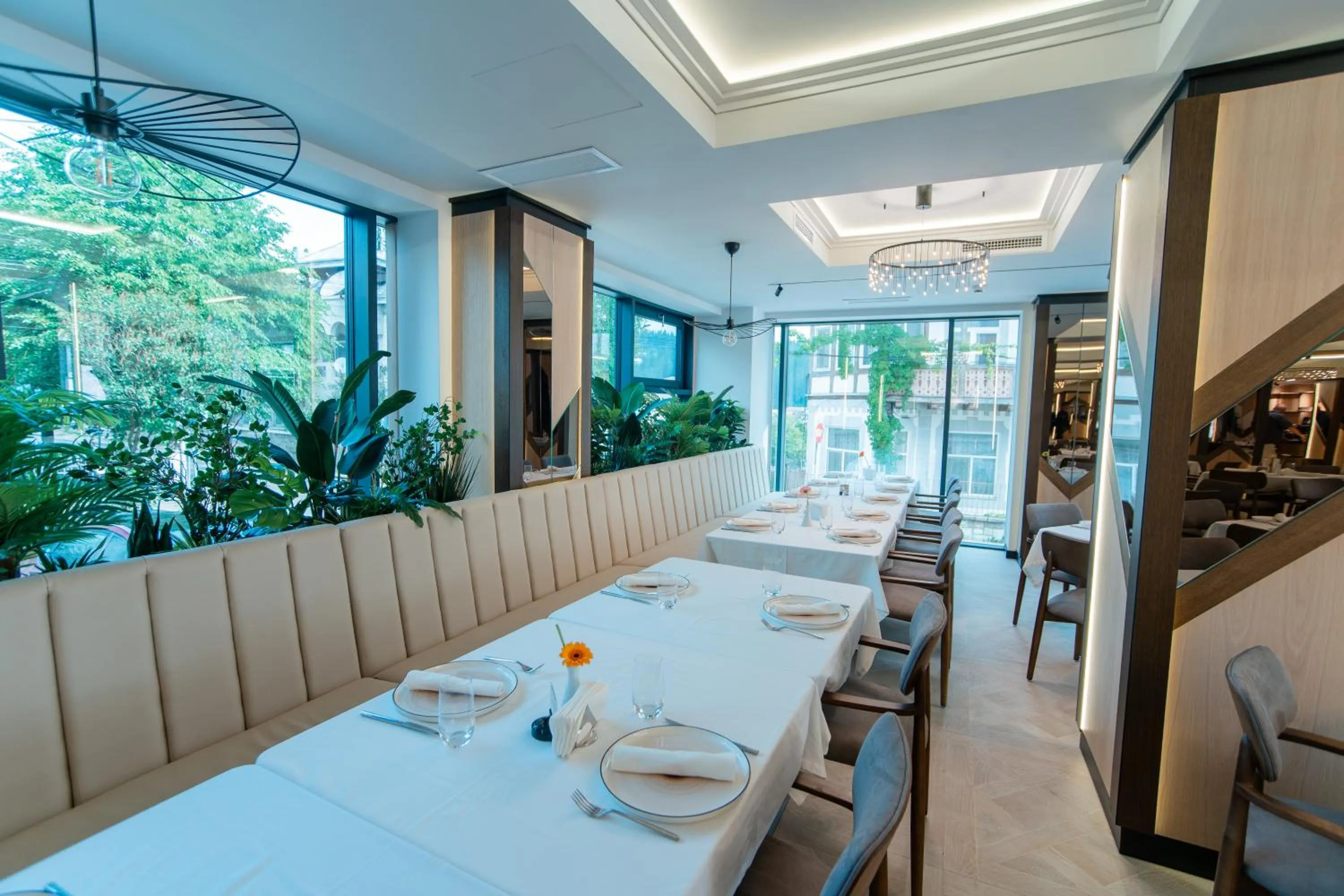 Restaurant/places to eat in Hotel Dorna