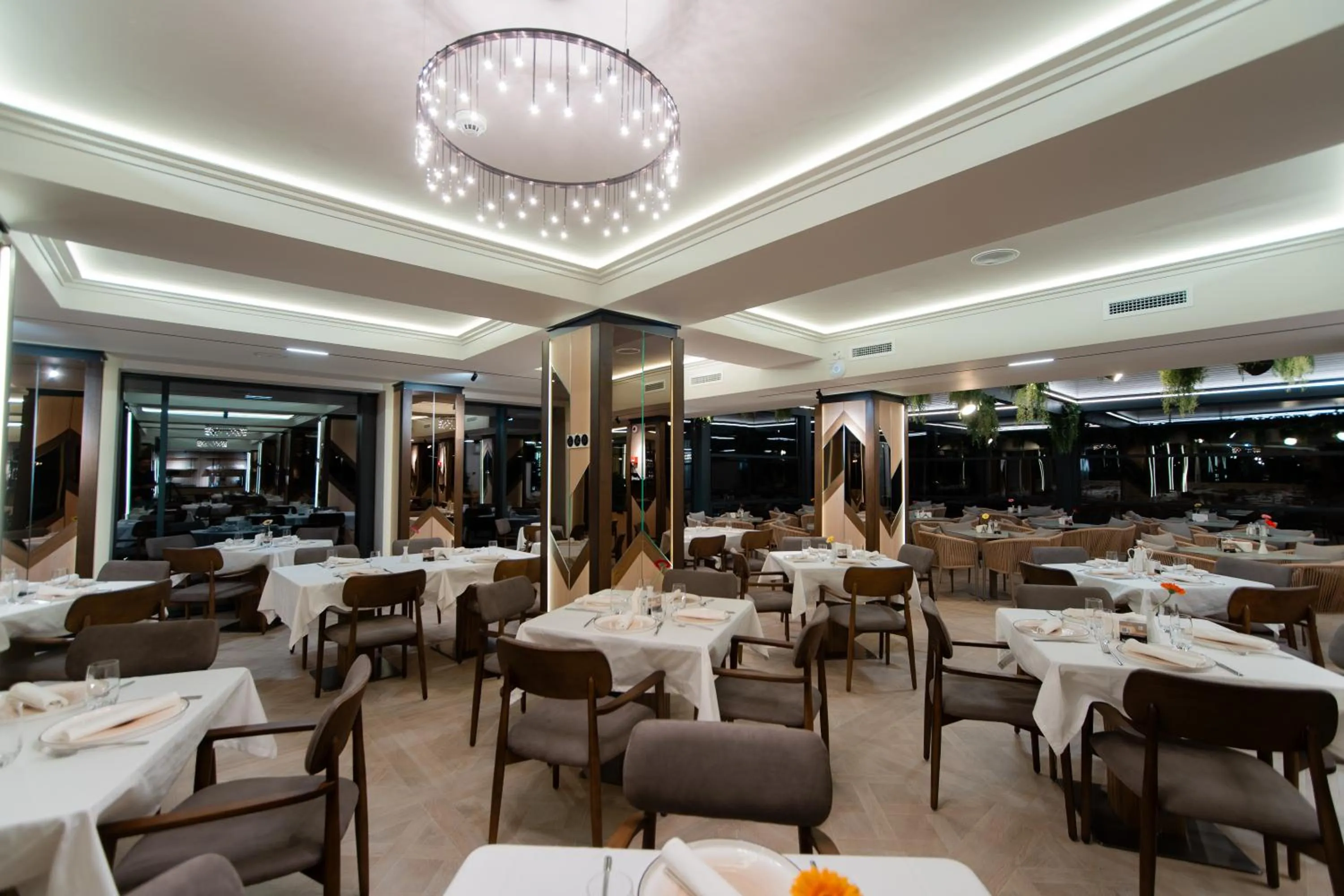 Restaurant/places to eat in Hotel Dorna