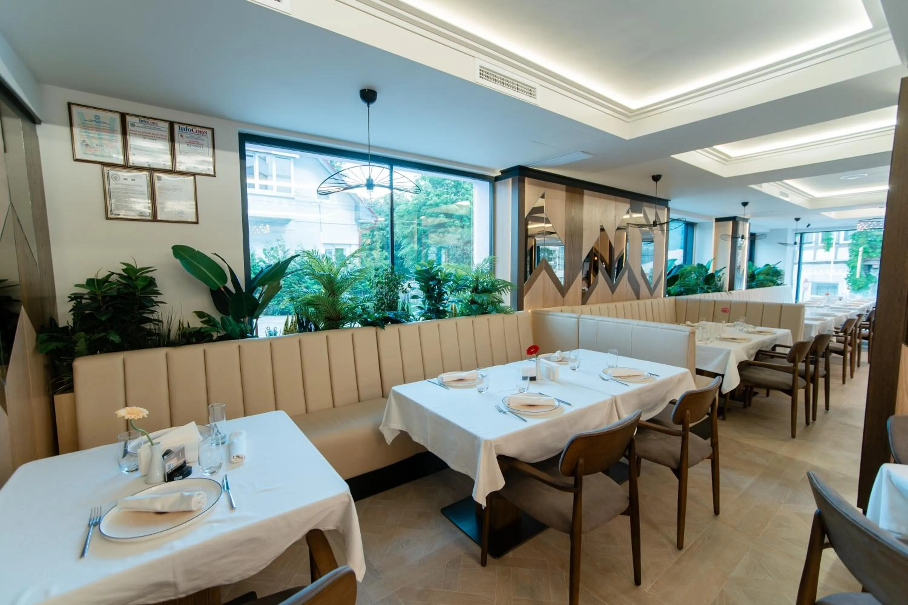 Restaurant/places to eat in Hotel Dorna