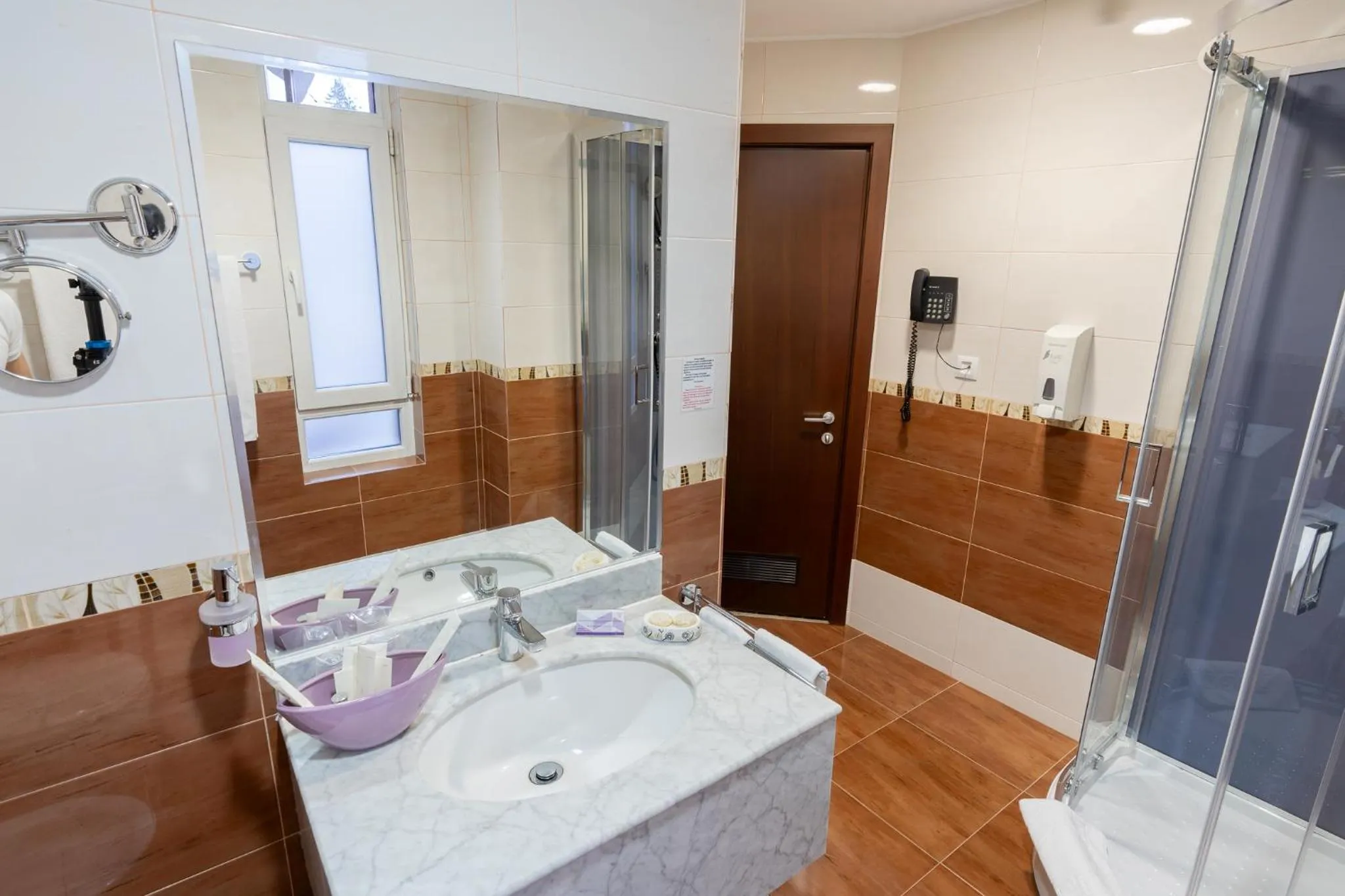 Bathroom, Bed in Hotel Dorna