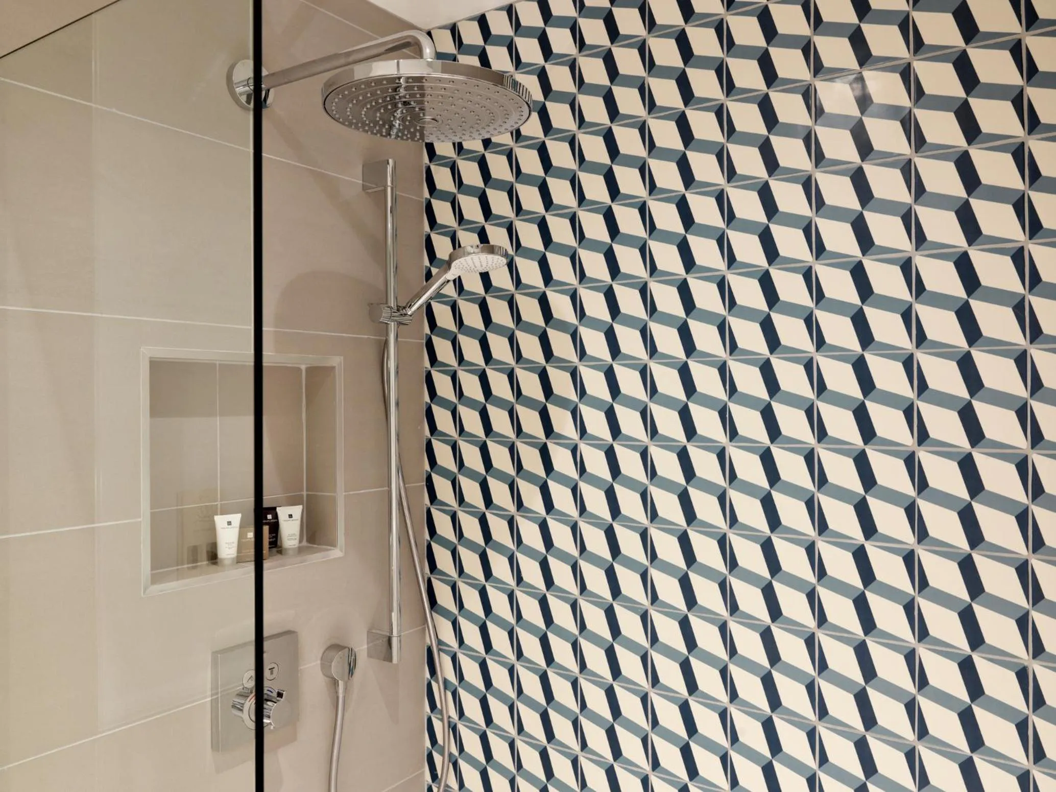 Shower in Wentbridge House Hotel