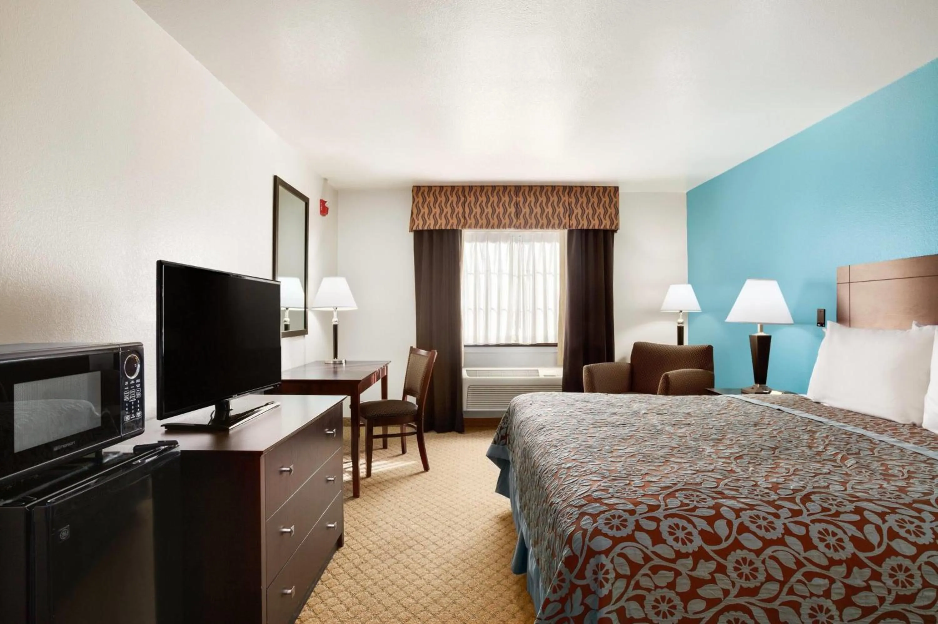 Photo of the whole room, Bed in Days Inn & Suites by Wyndham Conroe North