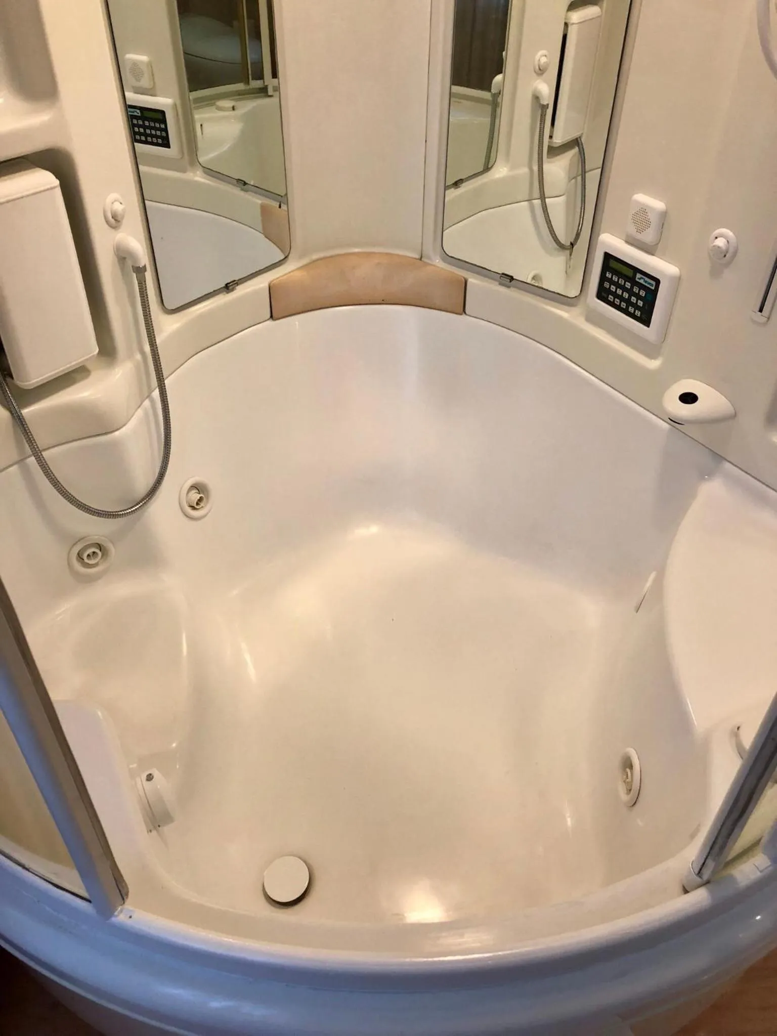 Hot Tub in B&B Family First