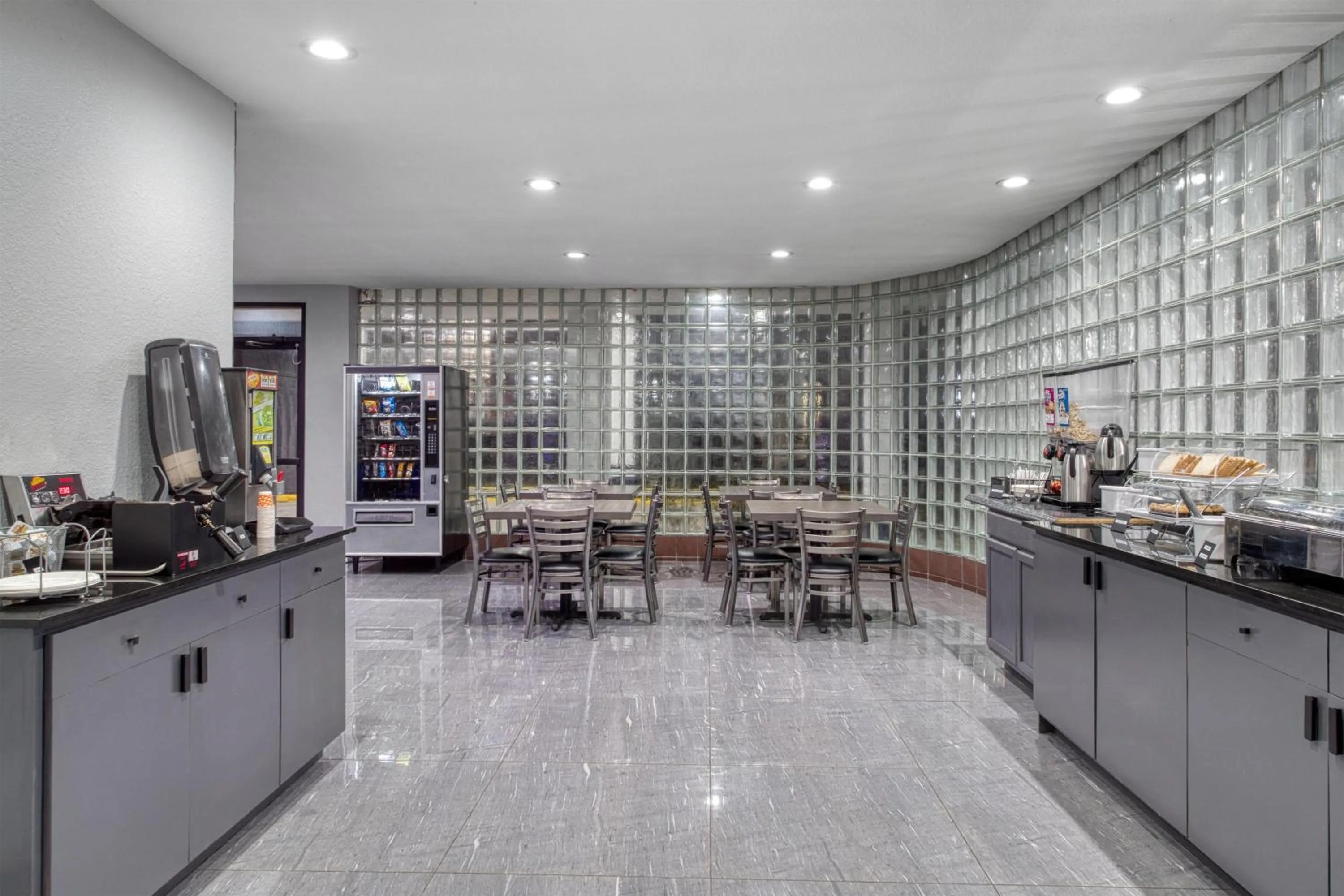 Restaurant/places to eat in SureStay Hotel by Best Western Spring North Houston