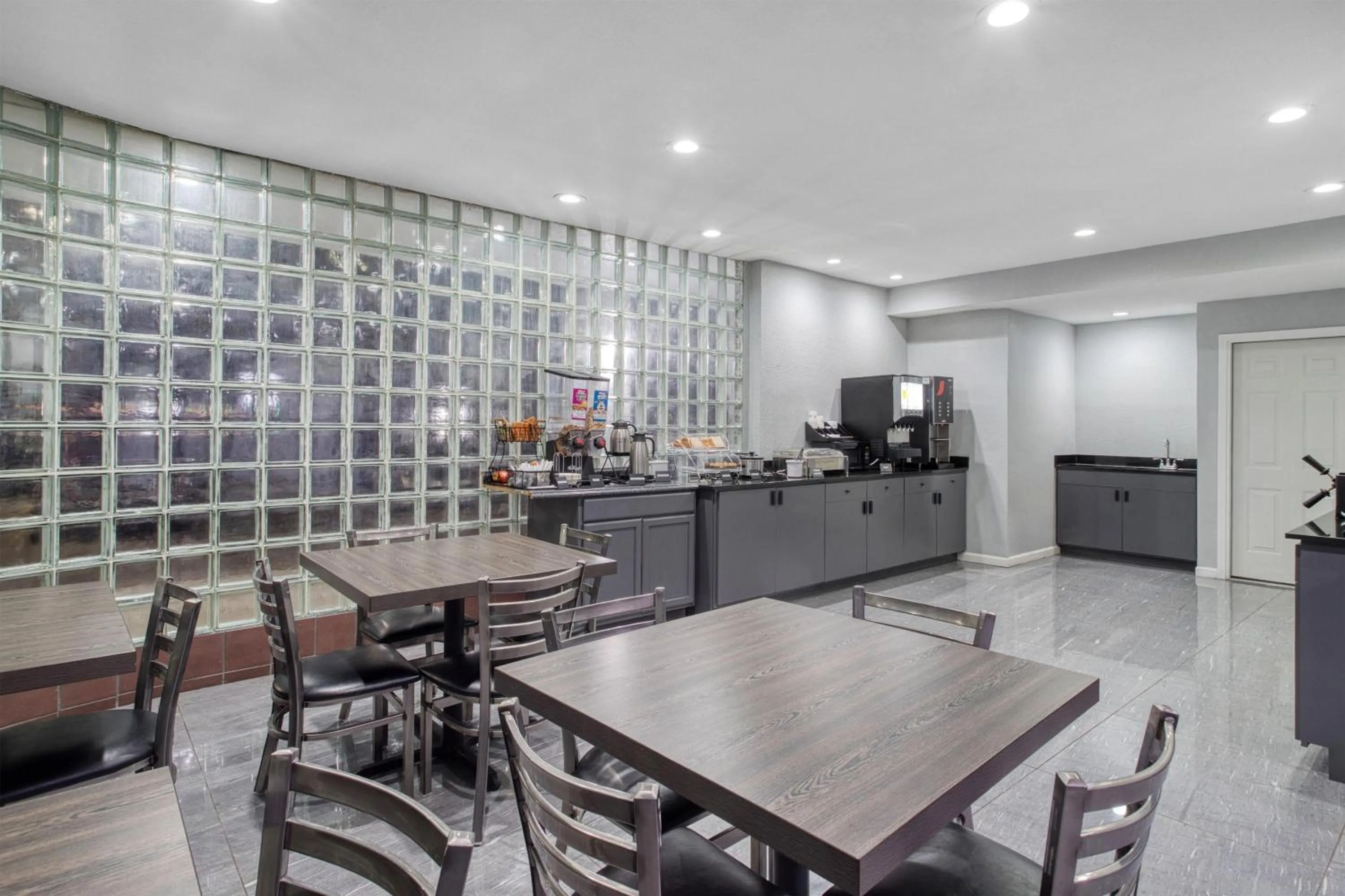 Restaurant/places to eat in SureStay Hotel by Best Western Spring North Houston