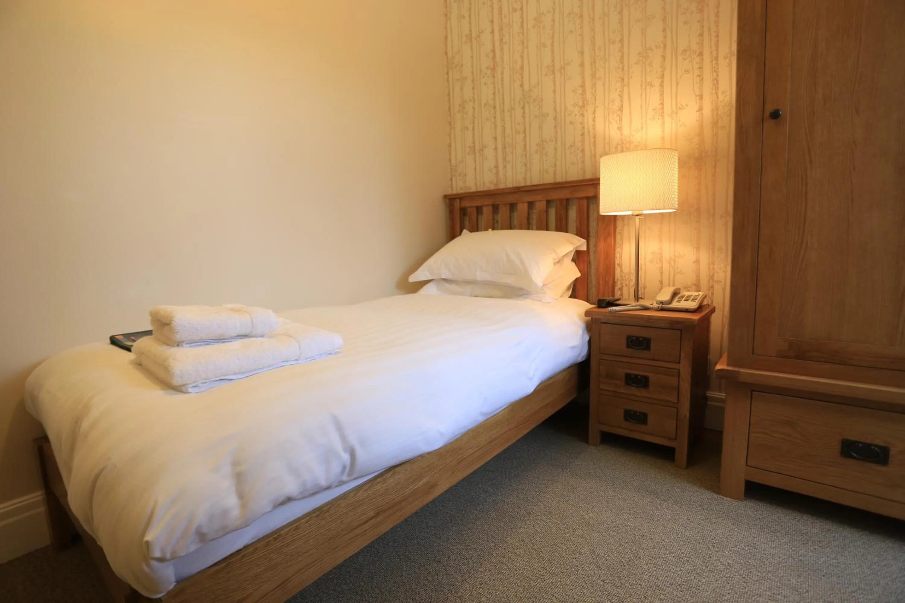 Photo of the whole room, Bed in B+B York