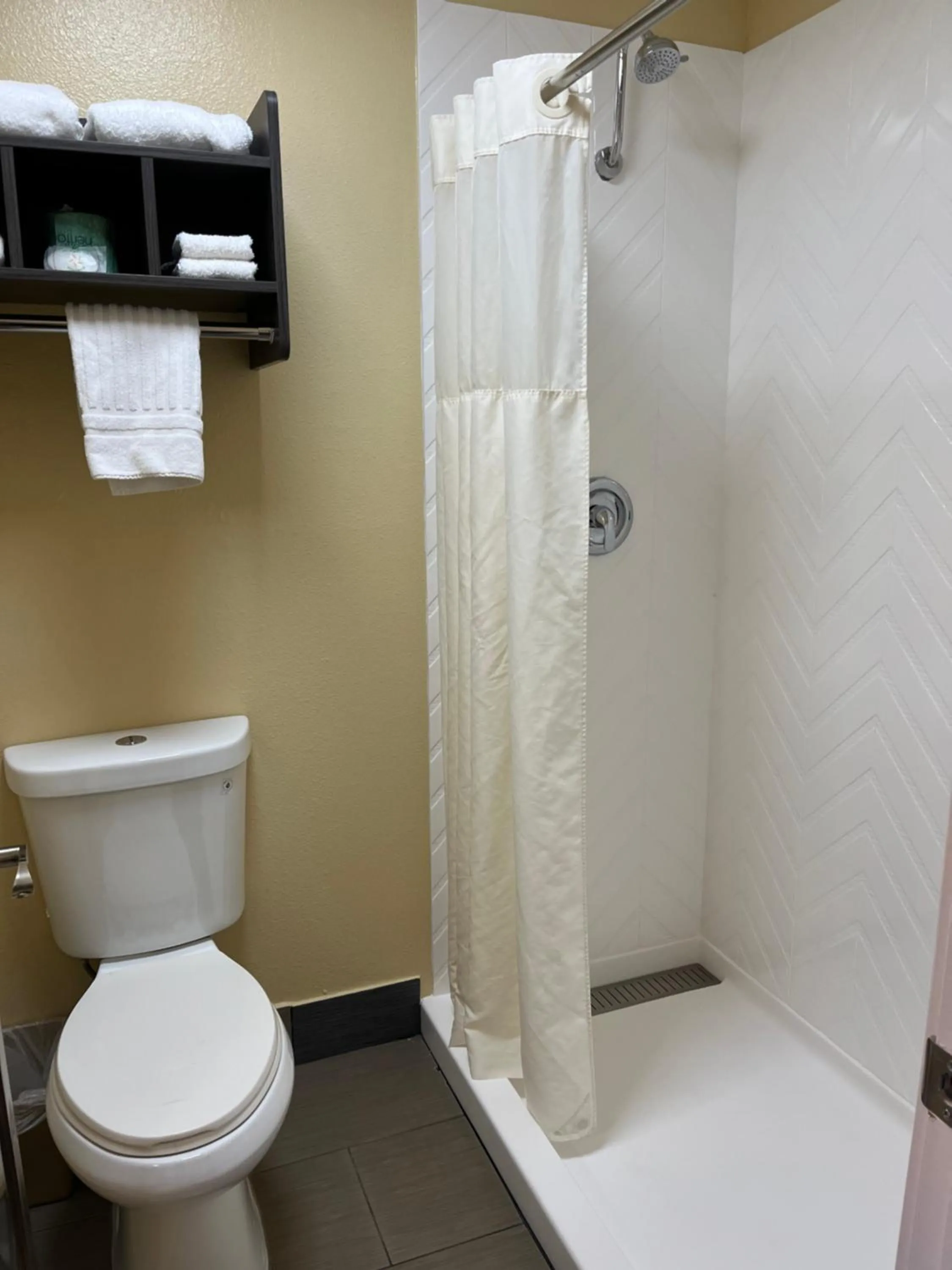 Bathroom in Quality Inn Klamath Falls - Crater Lake Gateway