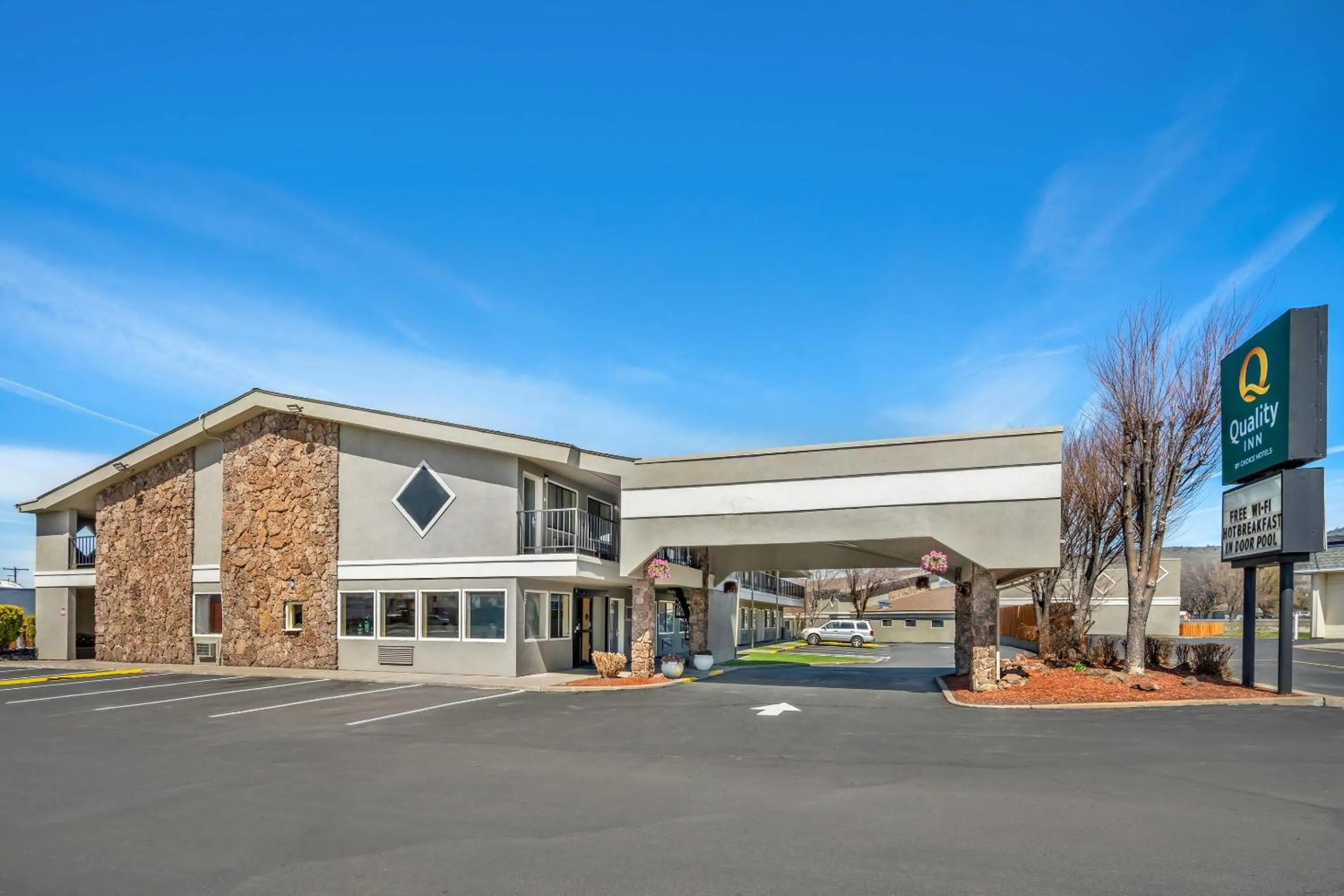 Property building in Quality Inn Klamath Falls - Crater Lake Gateway