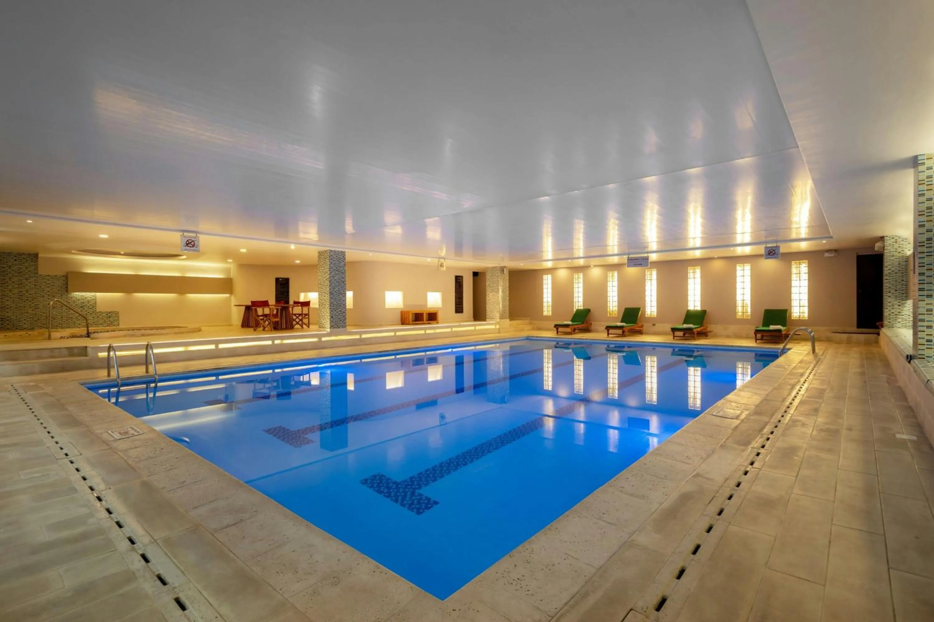 Swimming pool in Sheraton Bogotá Hotel