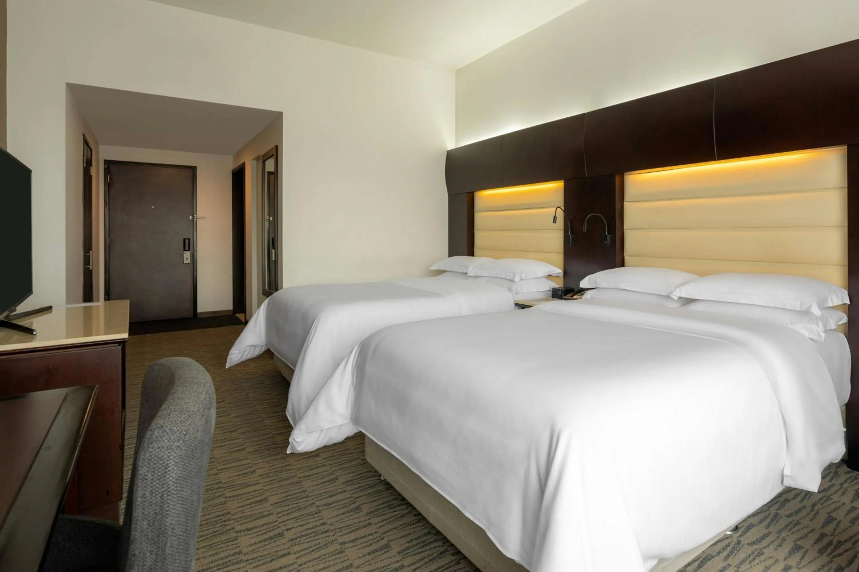 Photo of the whole room, Bed in Sheraton Bogotá Hotel