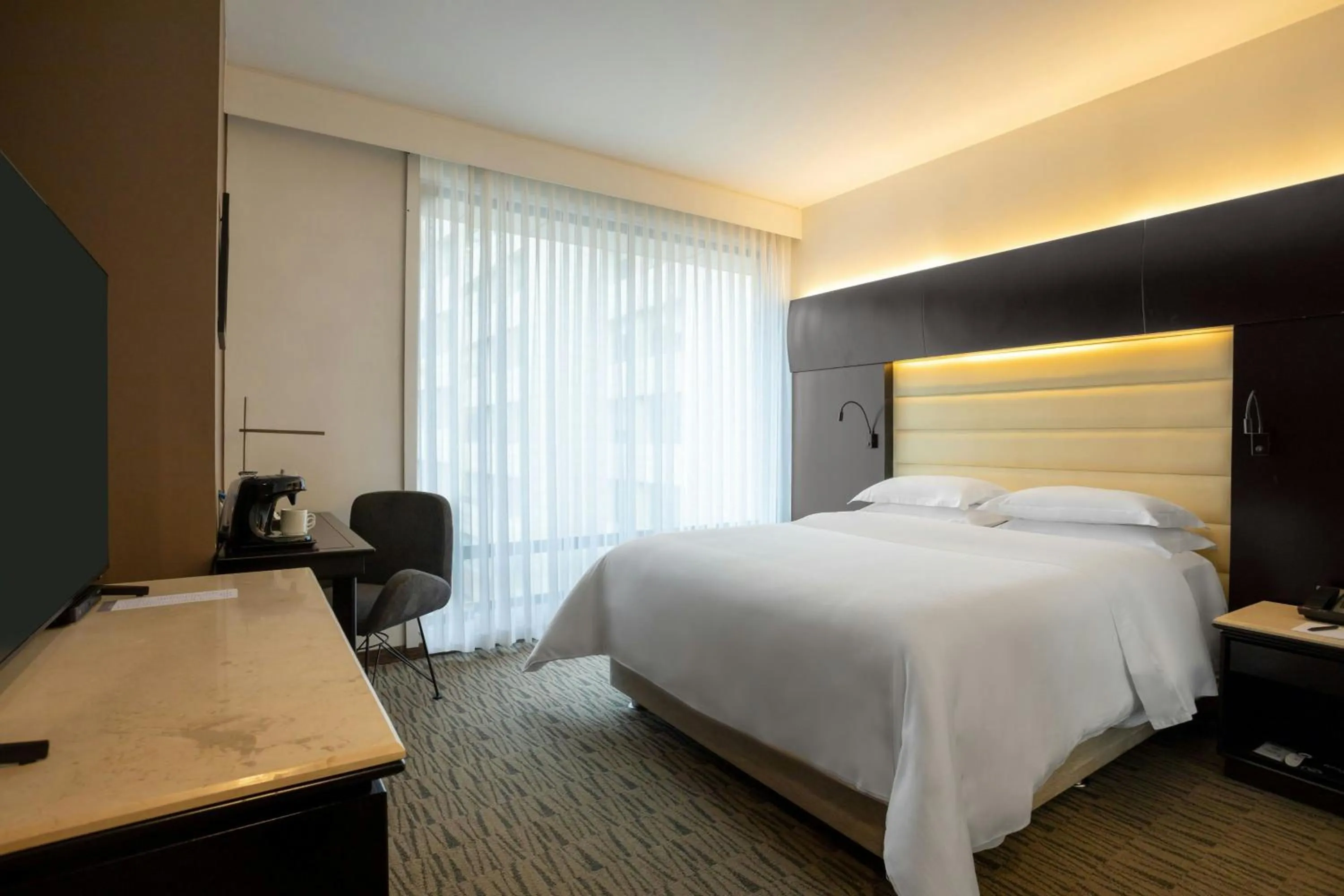 Photo of the whole room, Bed in Sheraton Bogotá Hotel