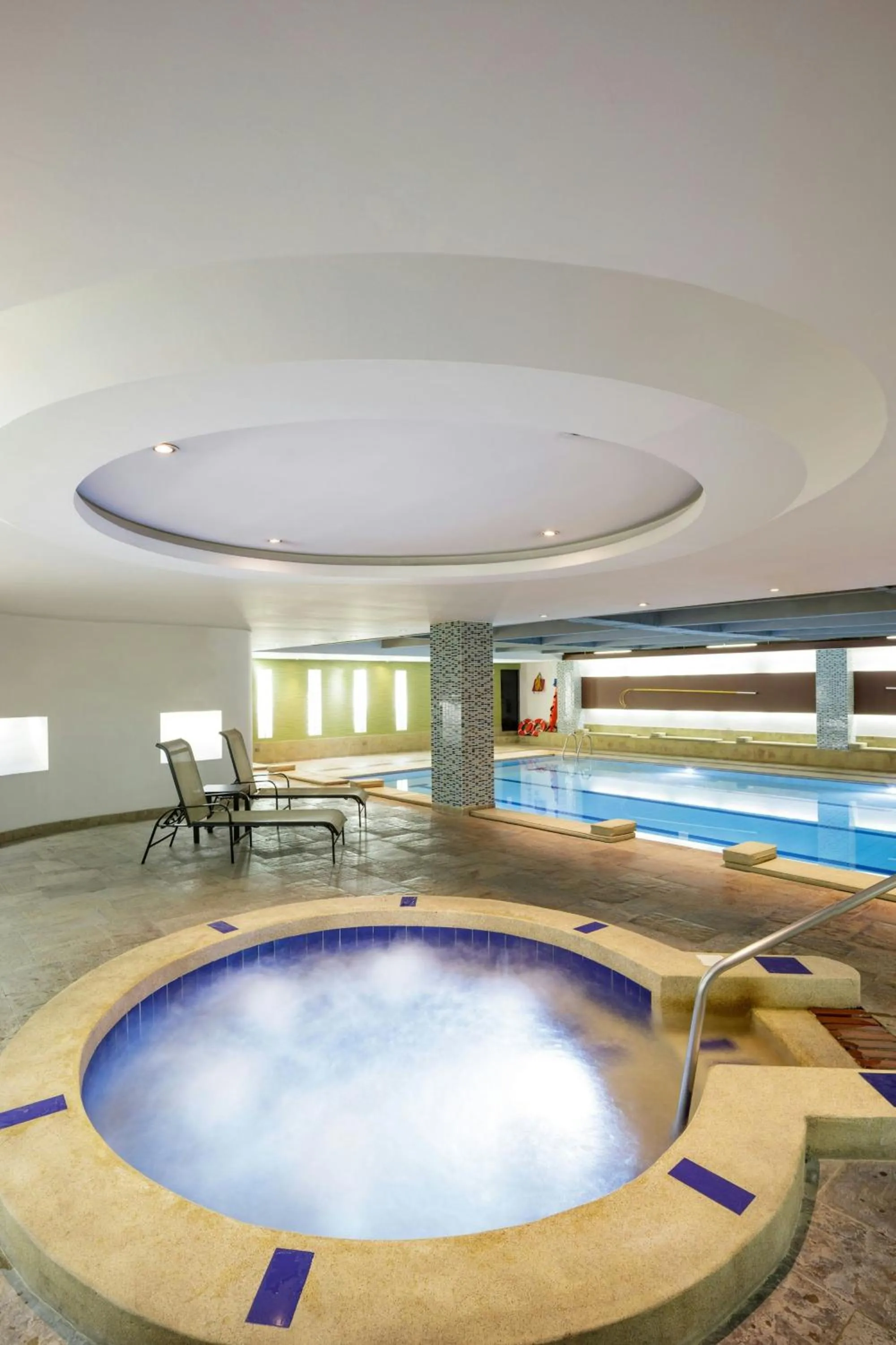 Swimming pool in Sheraton Bogotá Hotel