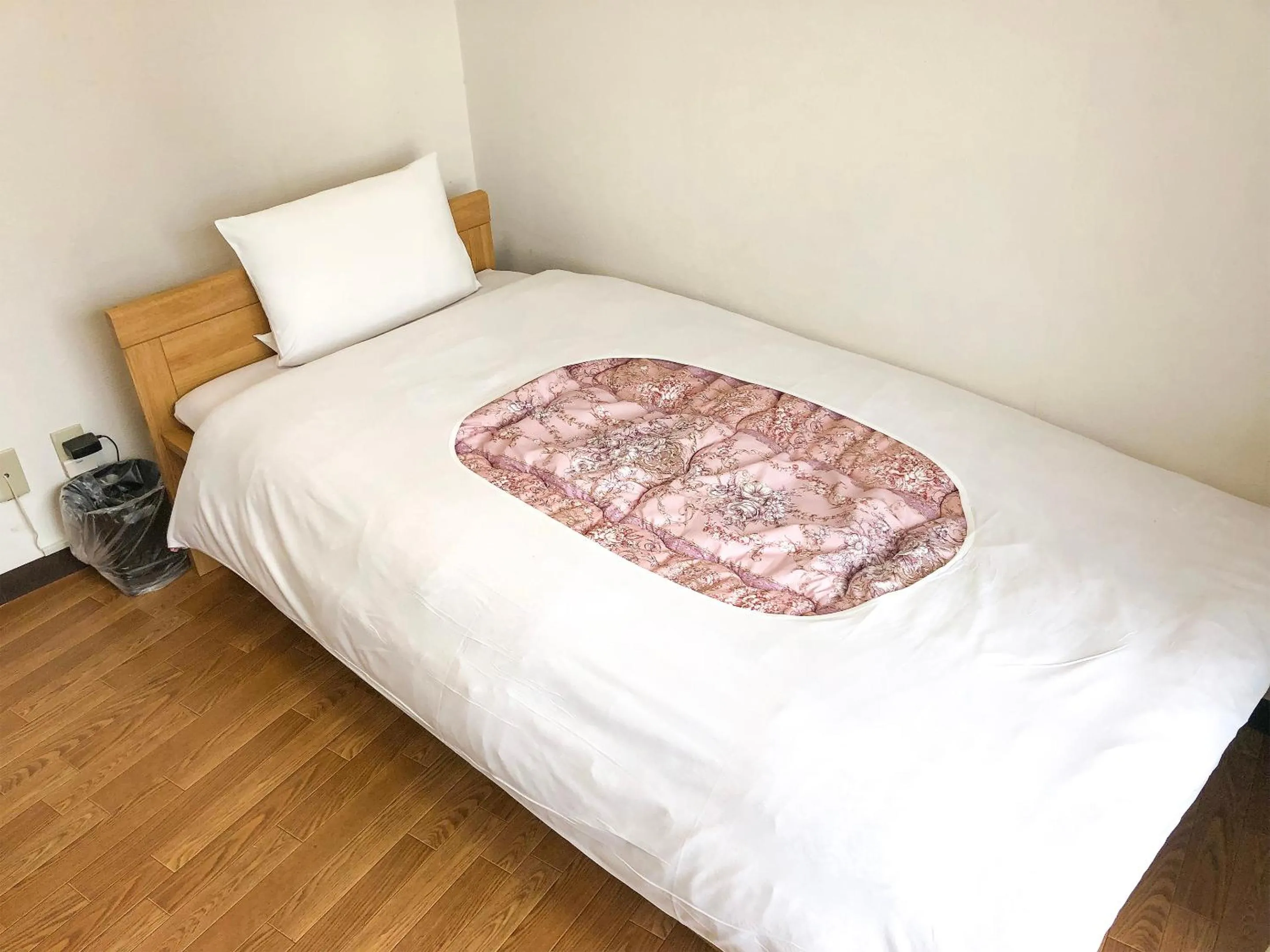 Bed in Sunset Hills Inn Naha