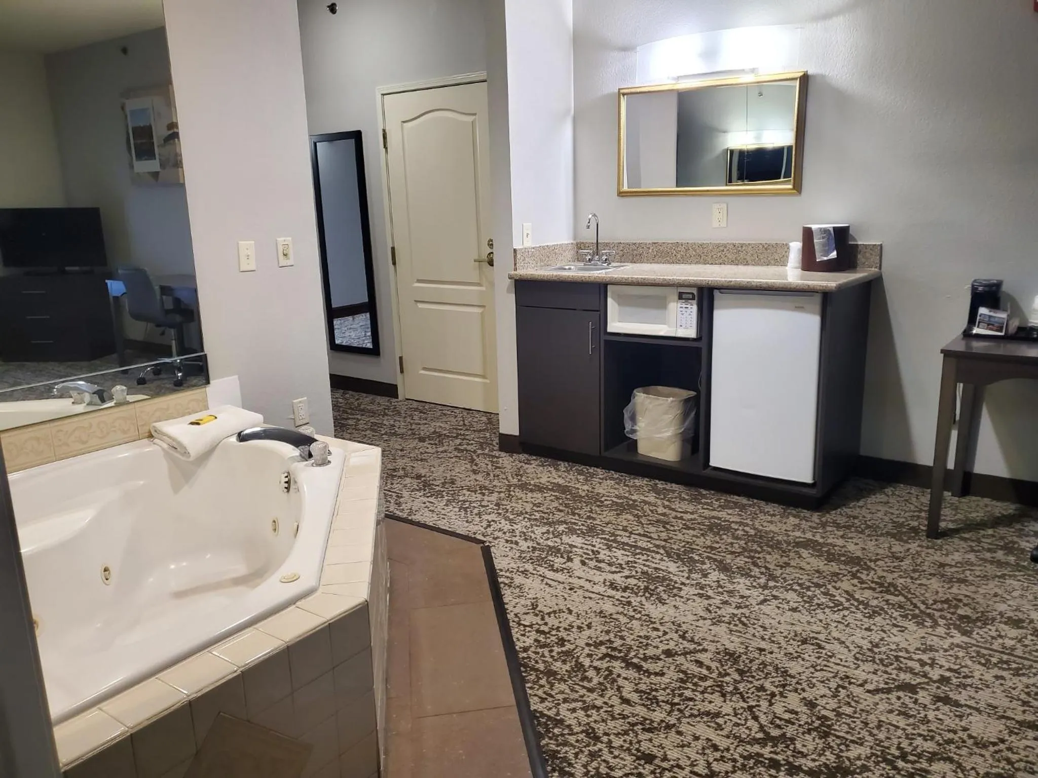 Hot Tub in Best Western Fort Wayne Inn & Suites North