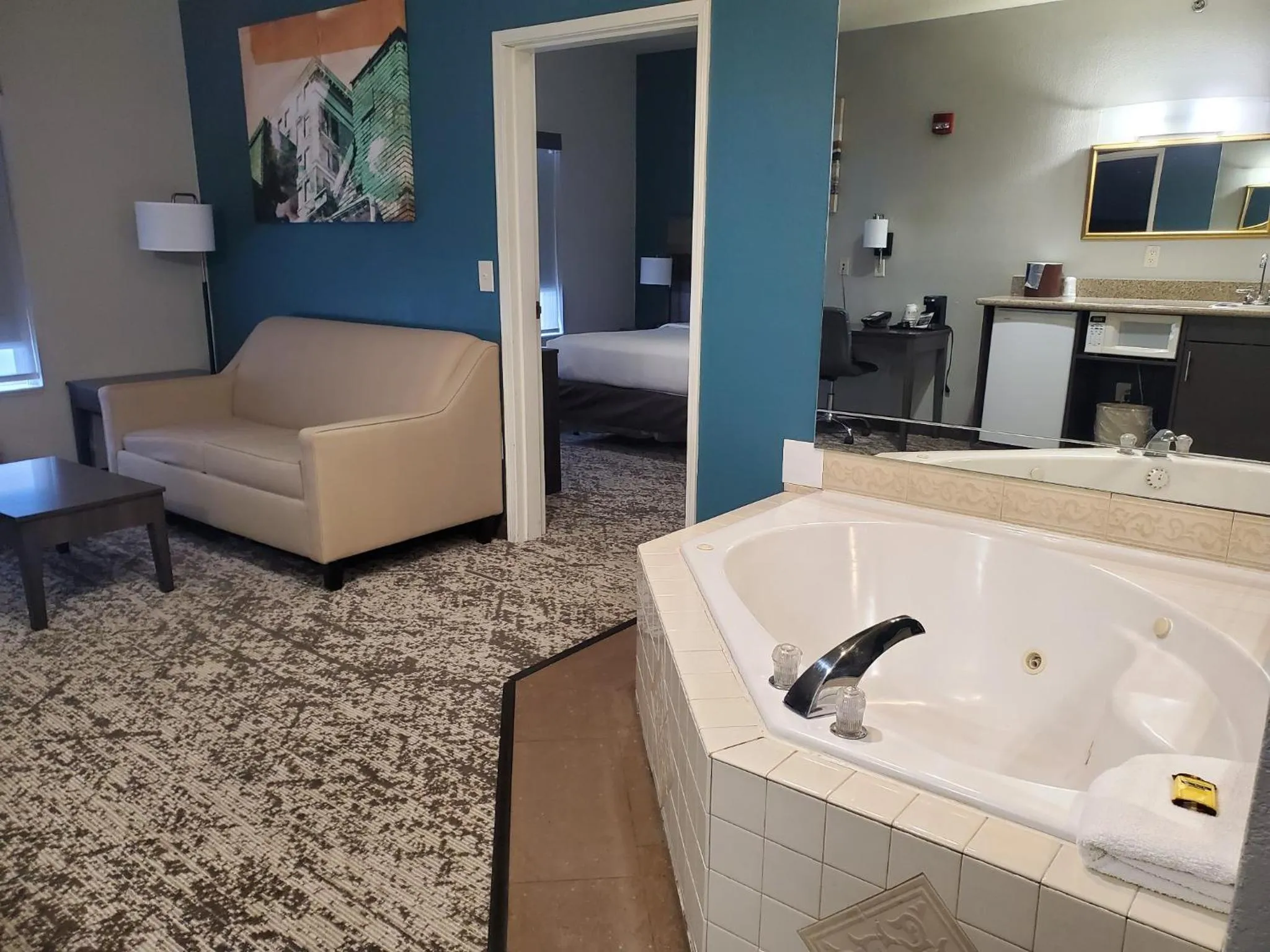 Hot Tub, Bed in Best Western Fort Wayne Inn & Suites North