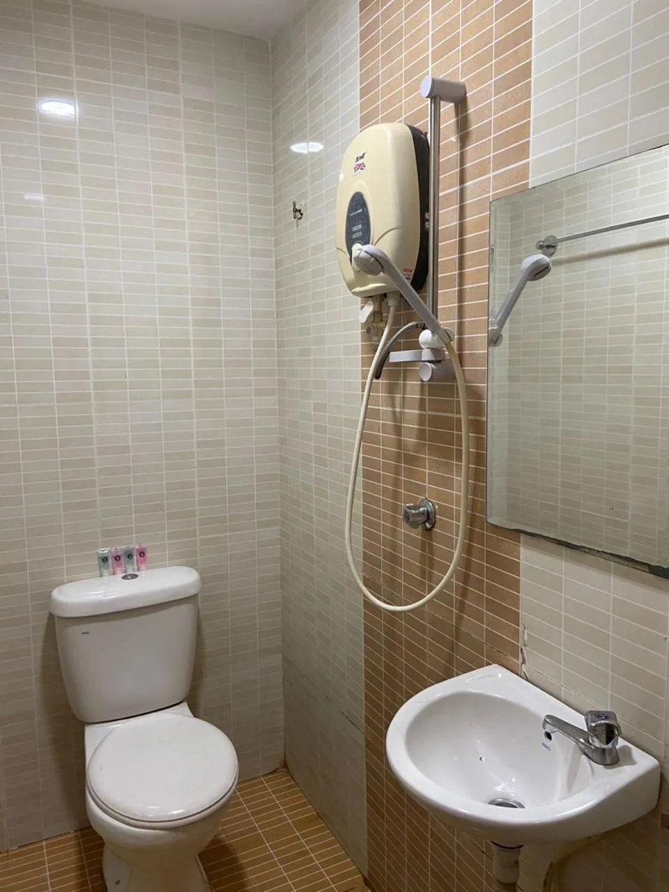 Shower in HOTEL SAHARA SDN BHD