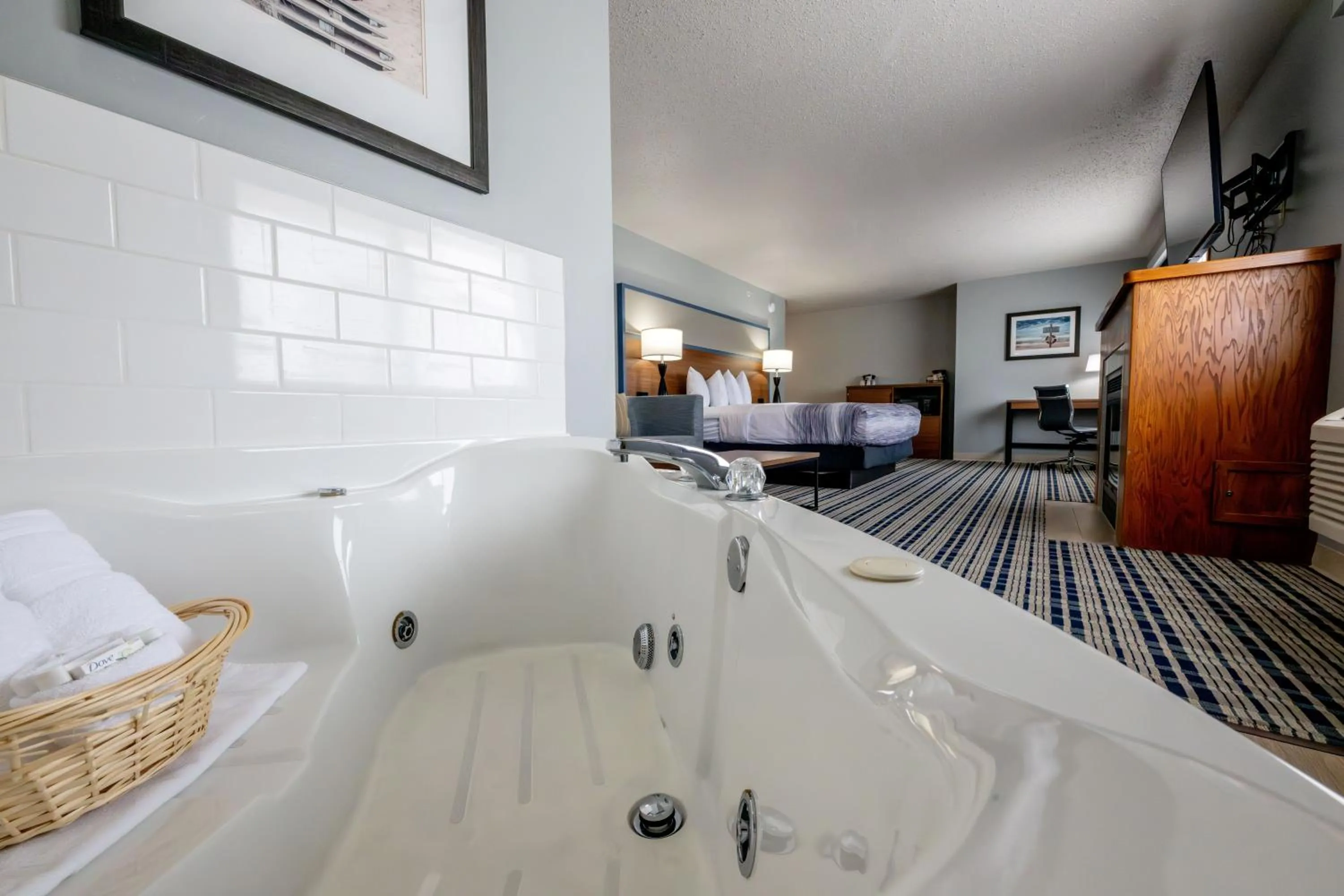 Hot Tub, Bed in AmericInn by Wyndham Sturgeon Bay
