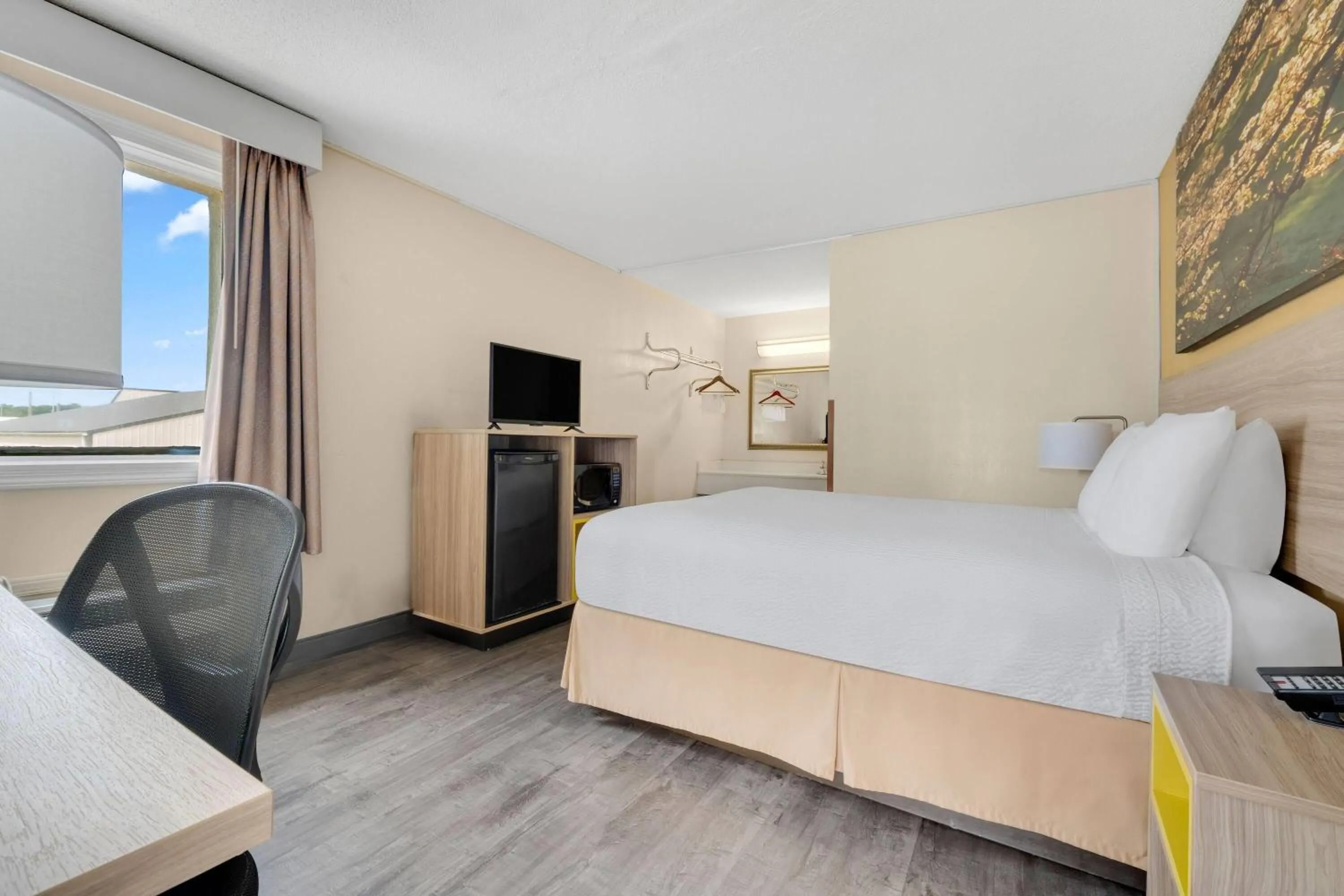 Bed in Days Inn by Wyndham Fort Wayne