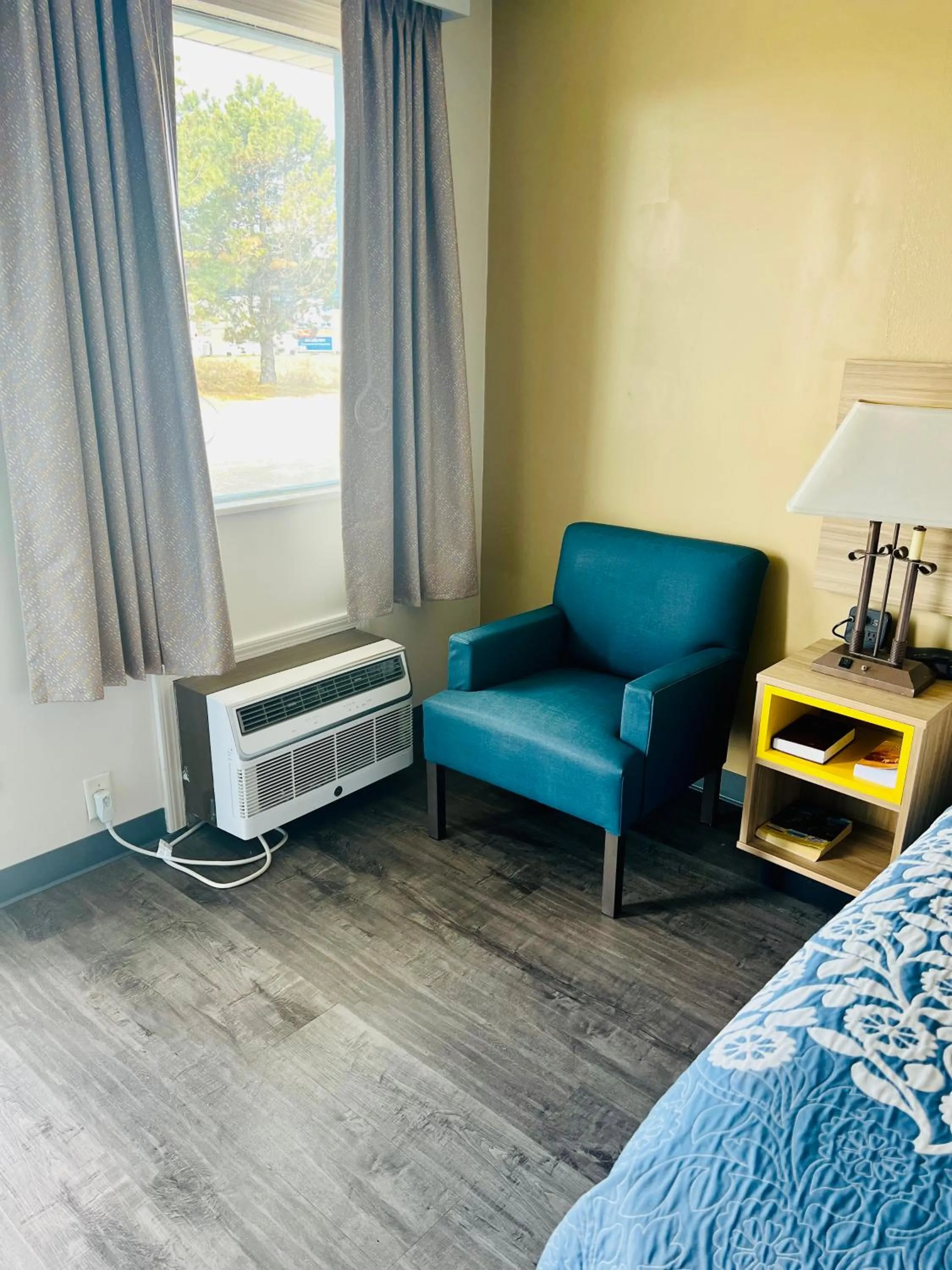 Bedroom in Days Inn by Wyndham Fort Wayne