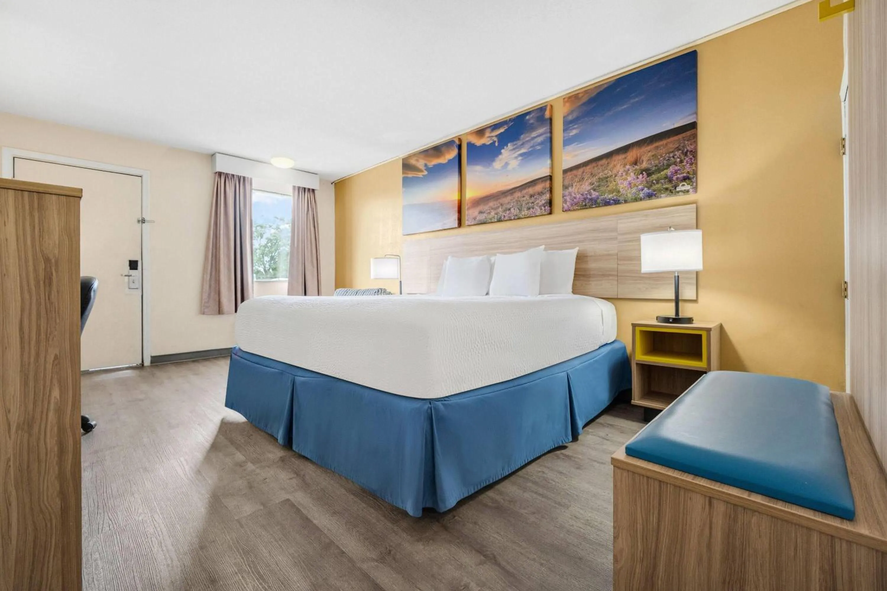 Bed in Days Inn by Wyndham Fort Wayne