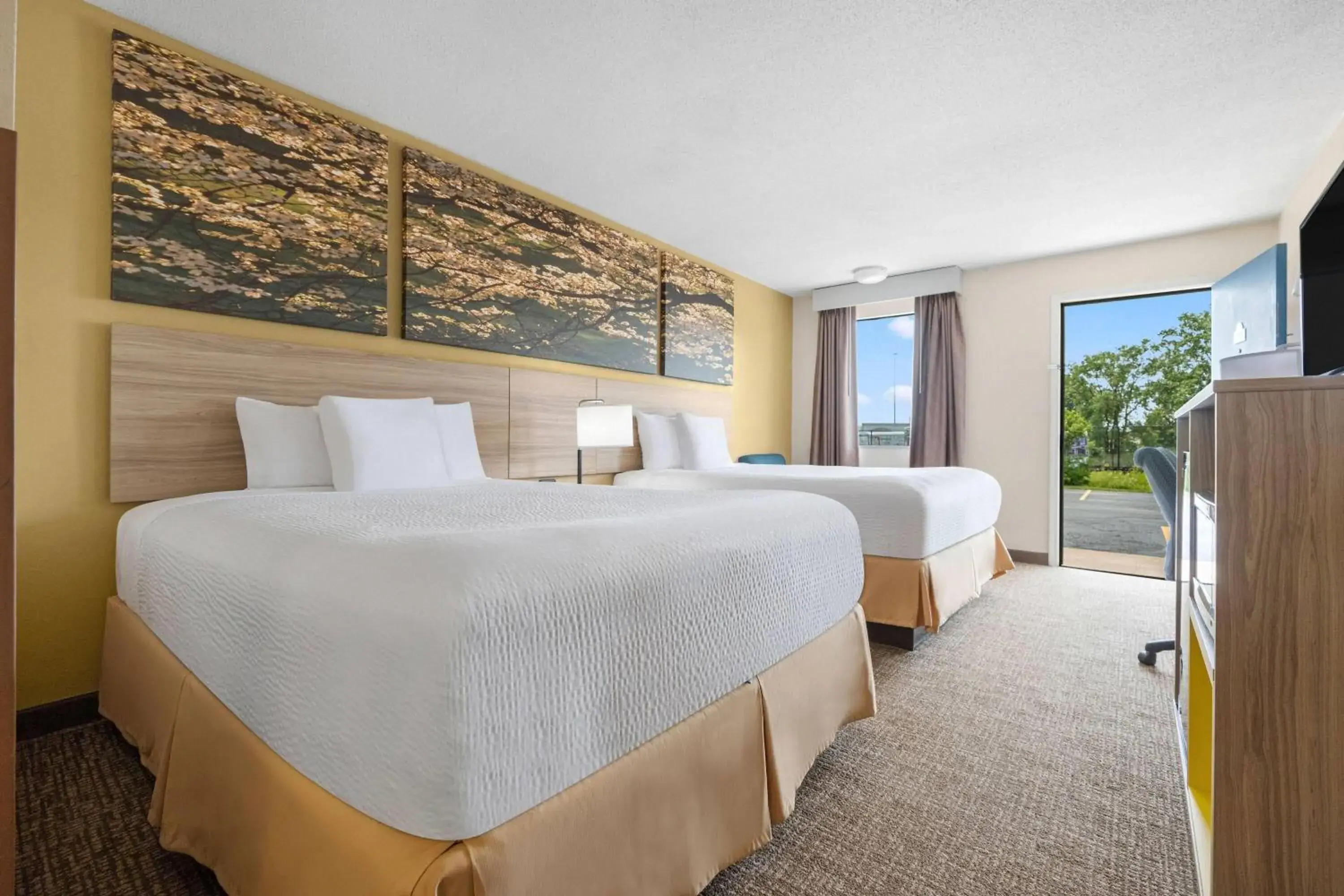 Queen Room with Two Queen Beds - Non-Smoking in Days Inn by Wyndham Fort Wayne Queen Room with Two Queen Beds - Non-Smoking in Days Inn by Wyndham Fort Wayne