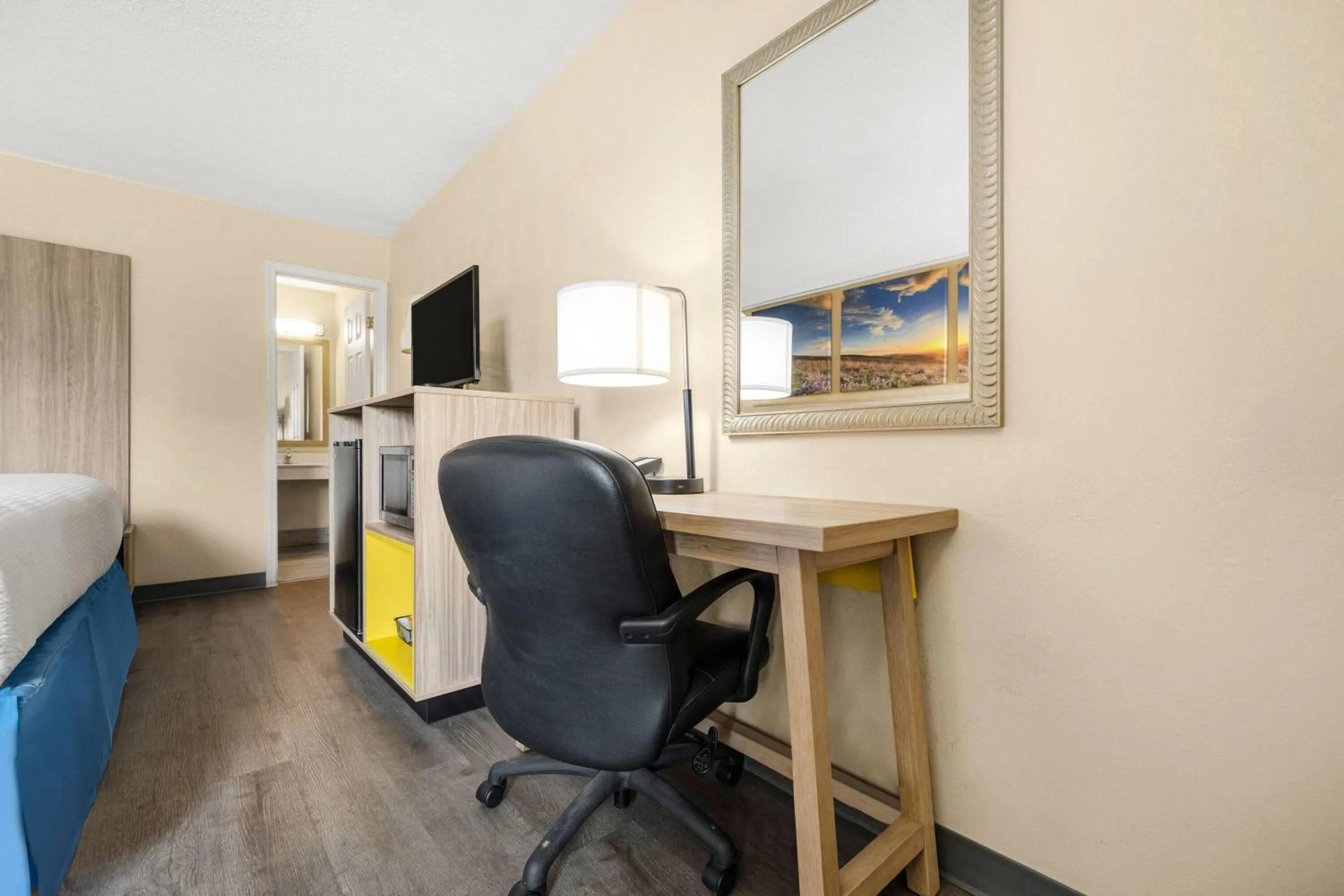 Bed in Days Inn by Wyndham Fort Wayne