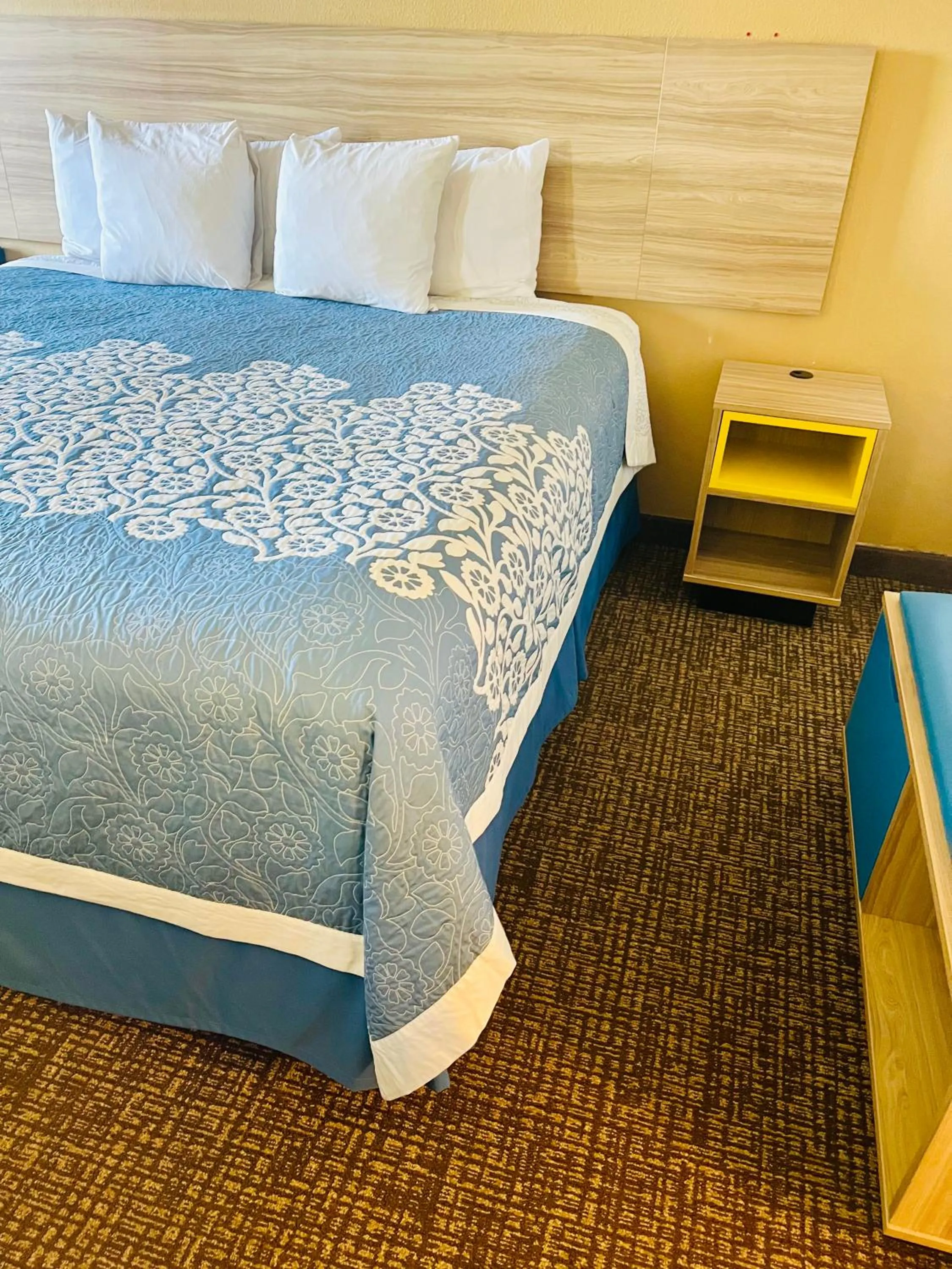 Bed in Days Inn by Wyndham Fort Wayne