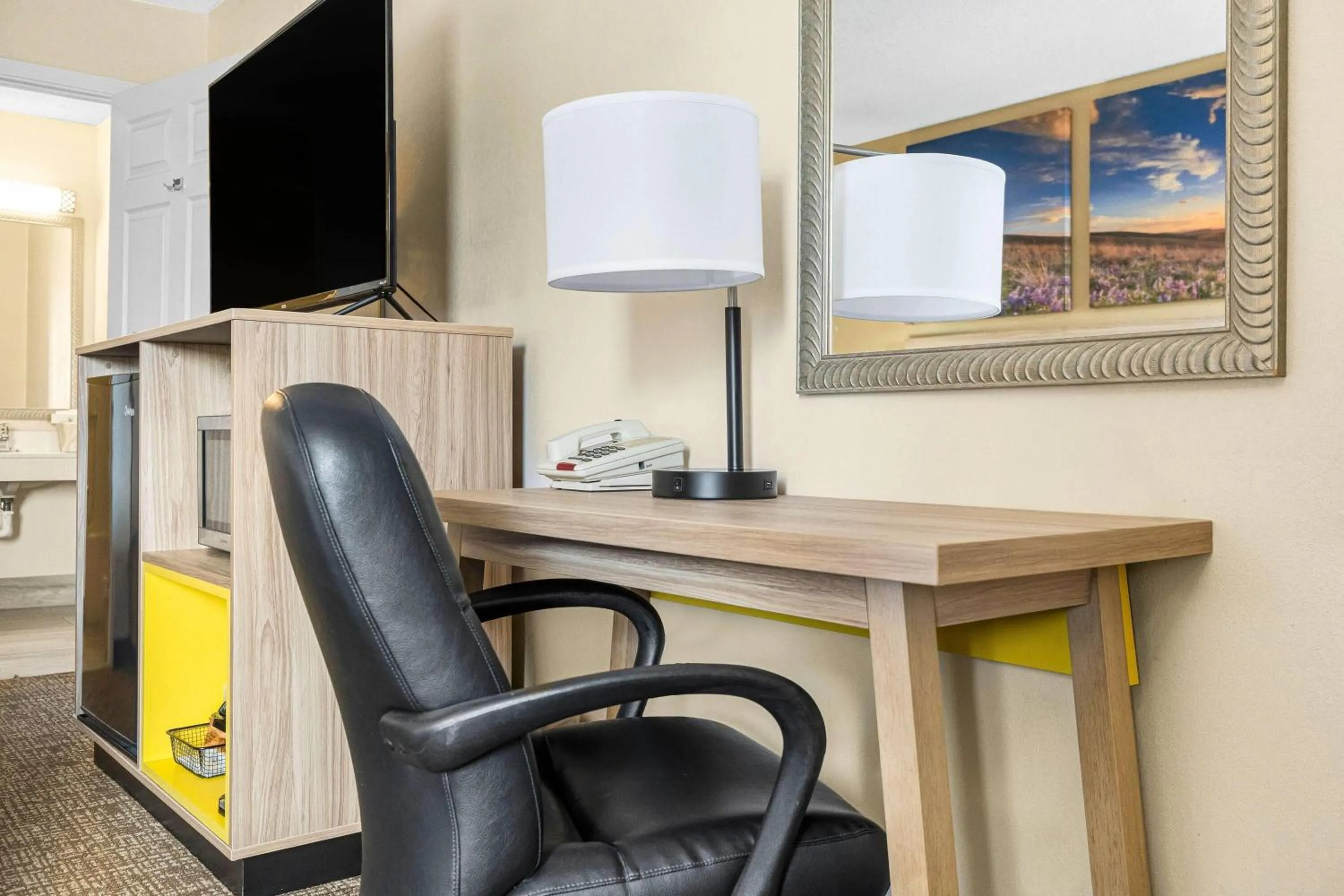 Bed in Days Inn by Wyndham Fort Wayne