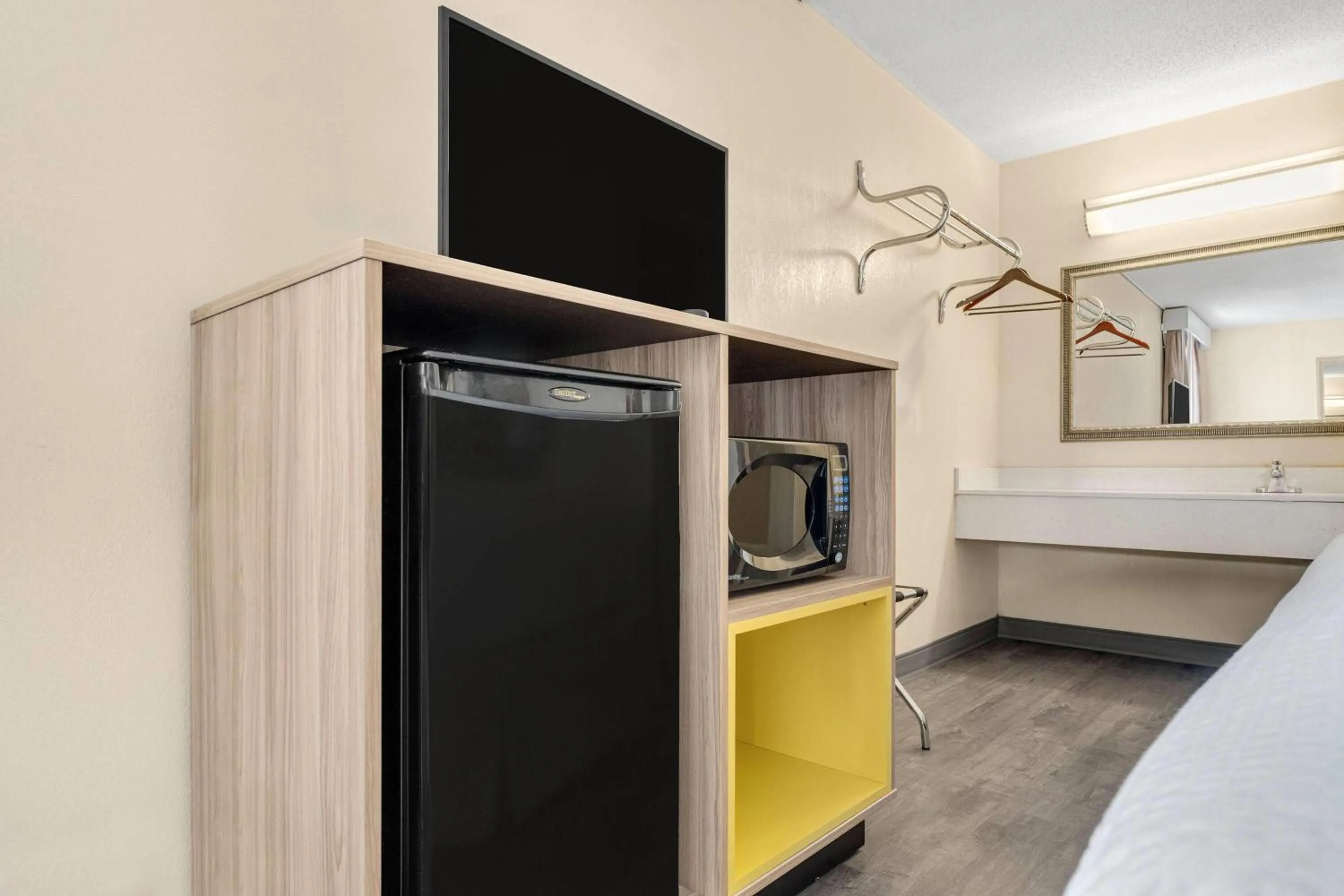 Bed in Days Inn by Wyndham Fort Wayne