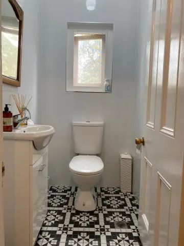 Toilet in Palmyra B&B