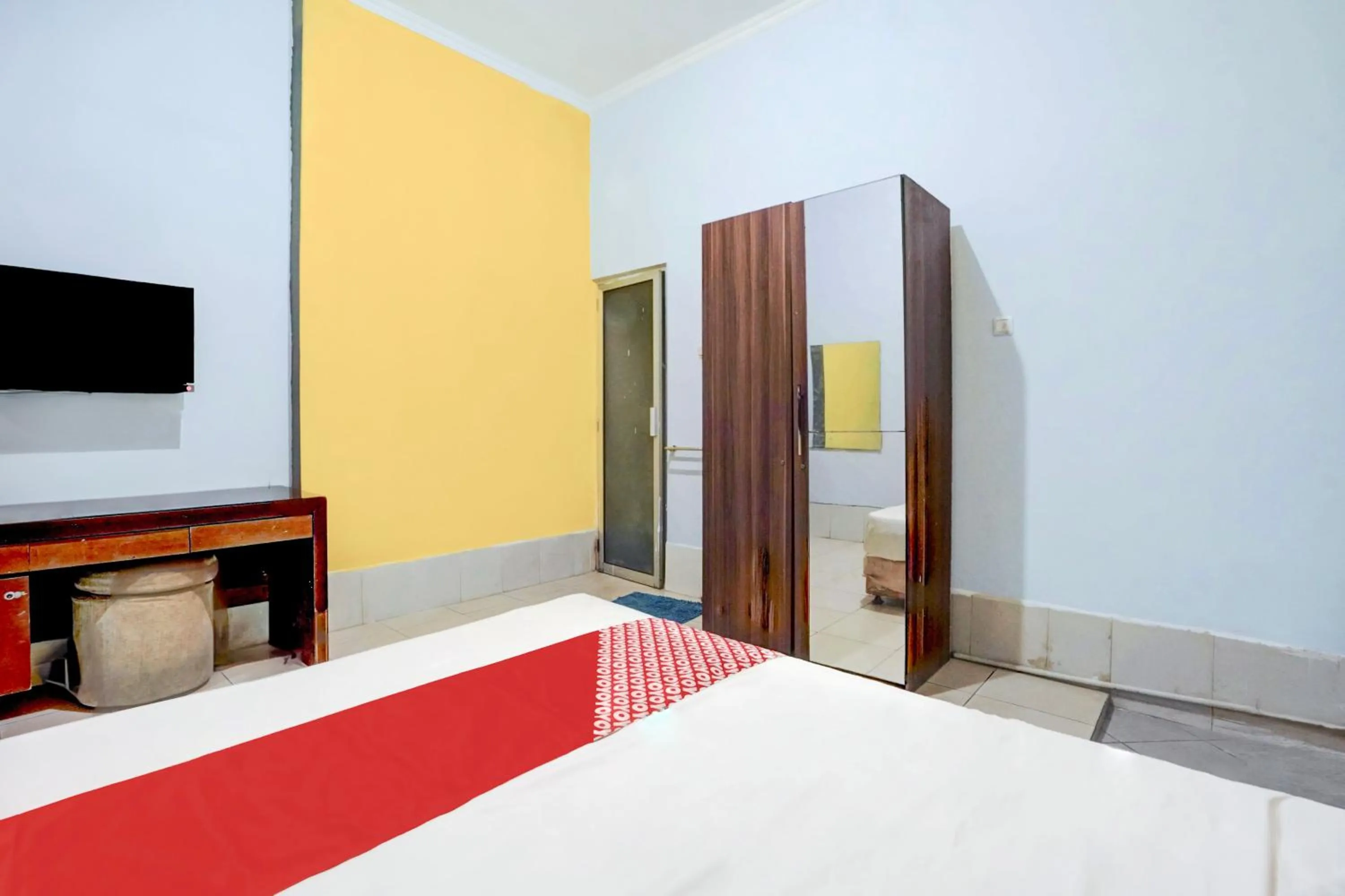 Bedroom, Bed in Hotel O Tegalsari Near Tunjungan Plaza