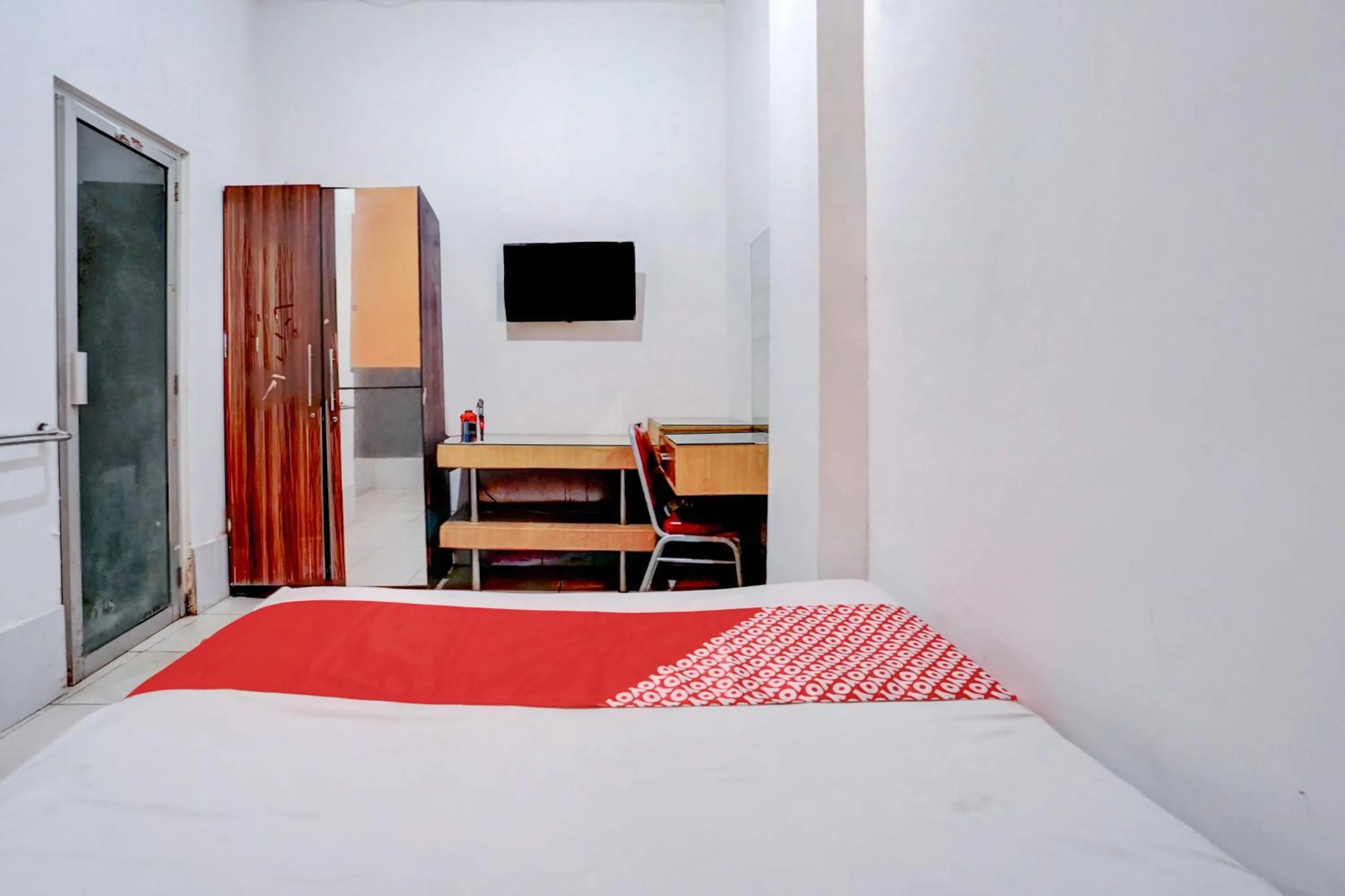 Bedroom, Bed in Hotel O Tegalsari Near Tunjungan Plaza